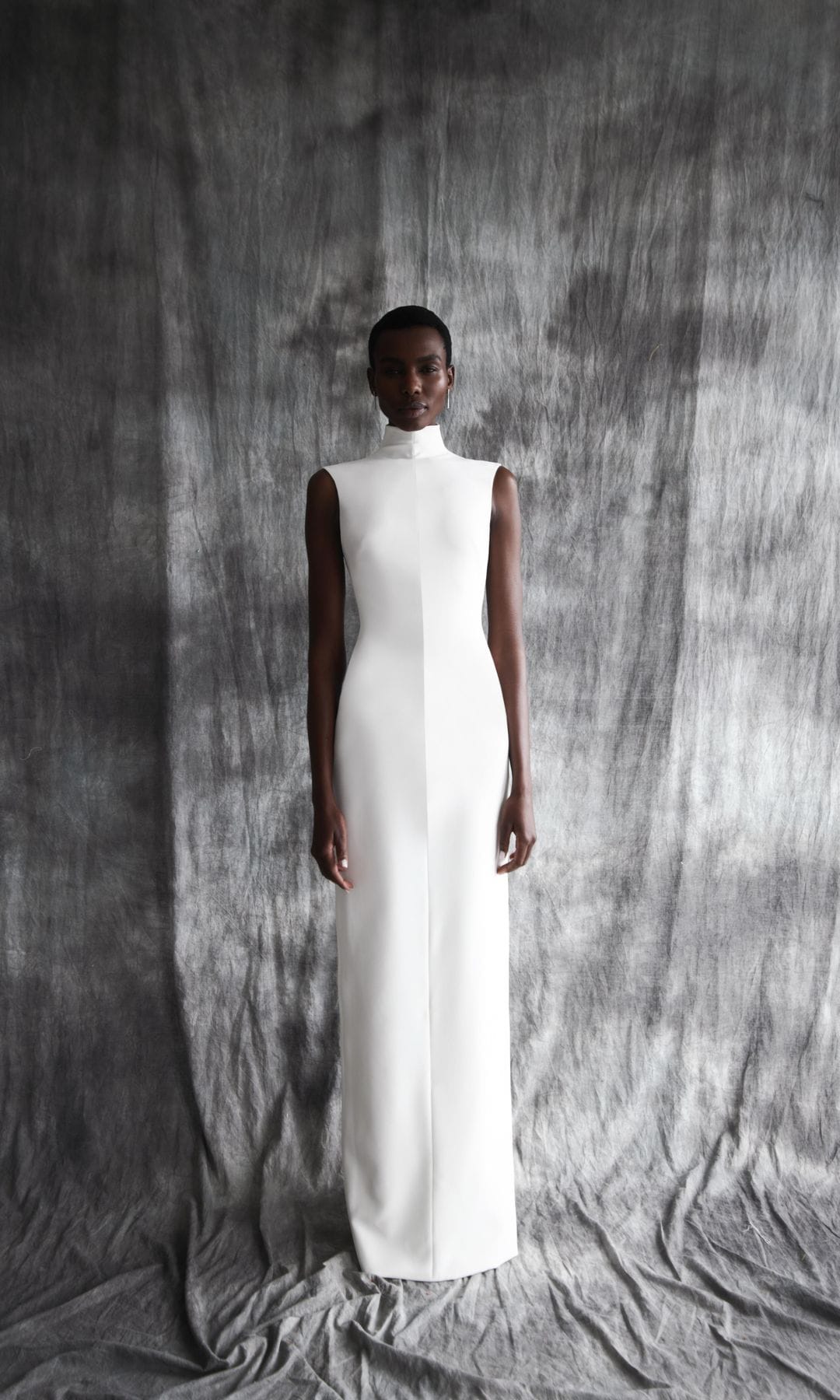 Vestido de novia minimalista de Luis Infantes