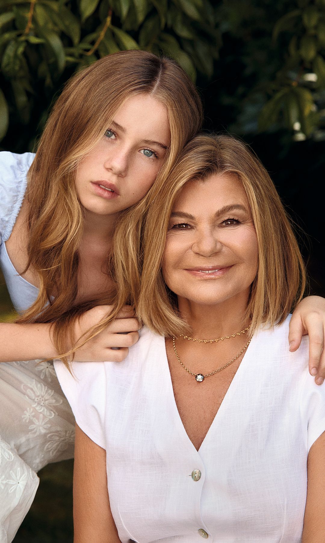 Abuela y nieta posan juntas