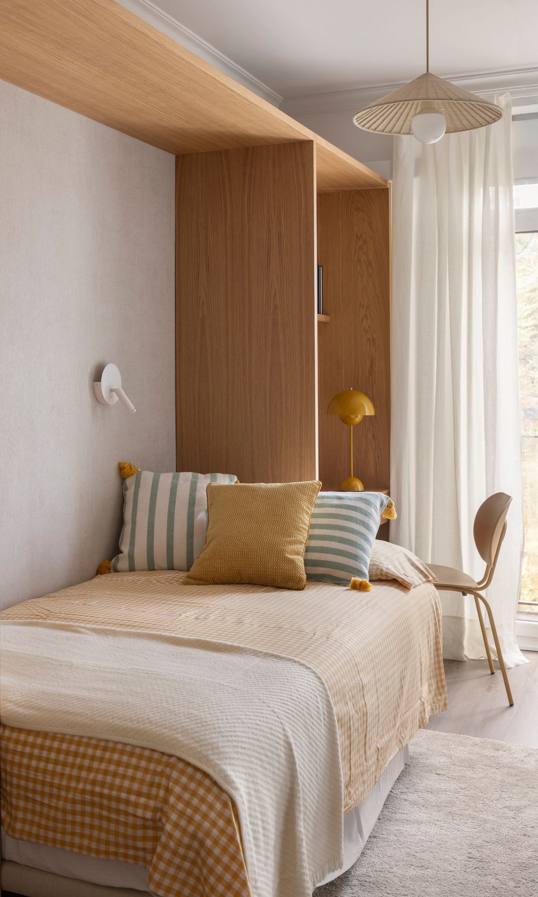 Dormitorio con estructura de madera con una parte con la cama y la otra con el escritorio