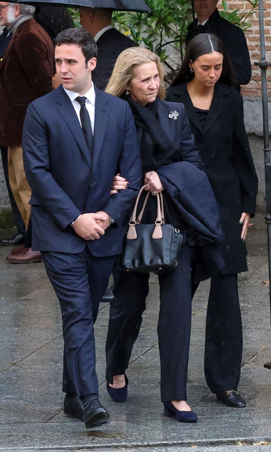 La infanta Elena, Felipe de Marichalar y Victoria de Marichalar en el funeral de Fernando Gómez- Acebo en Madrid en abril de 2024