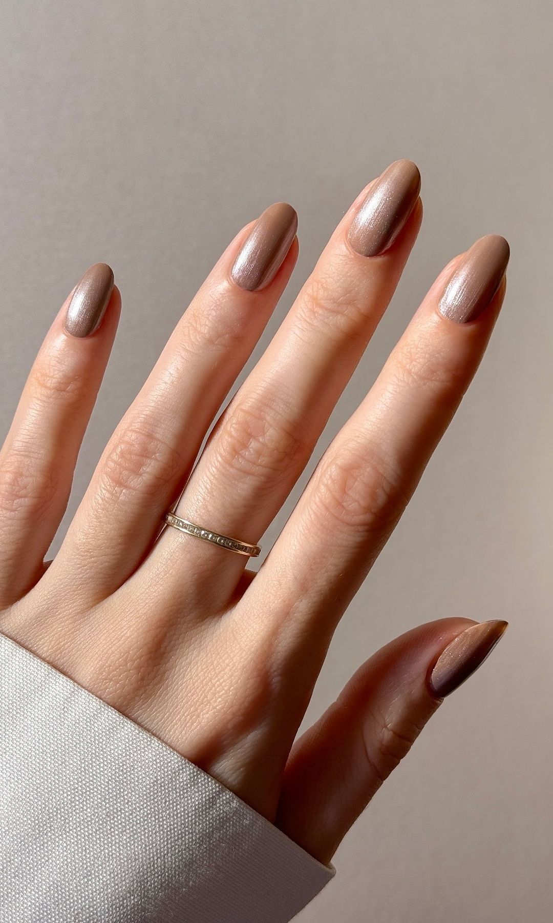 Manicura marrón cromada