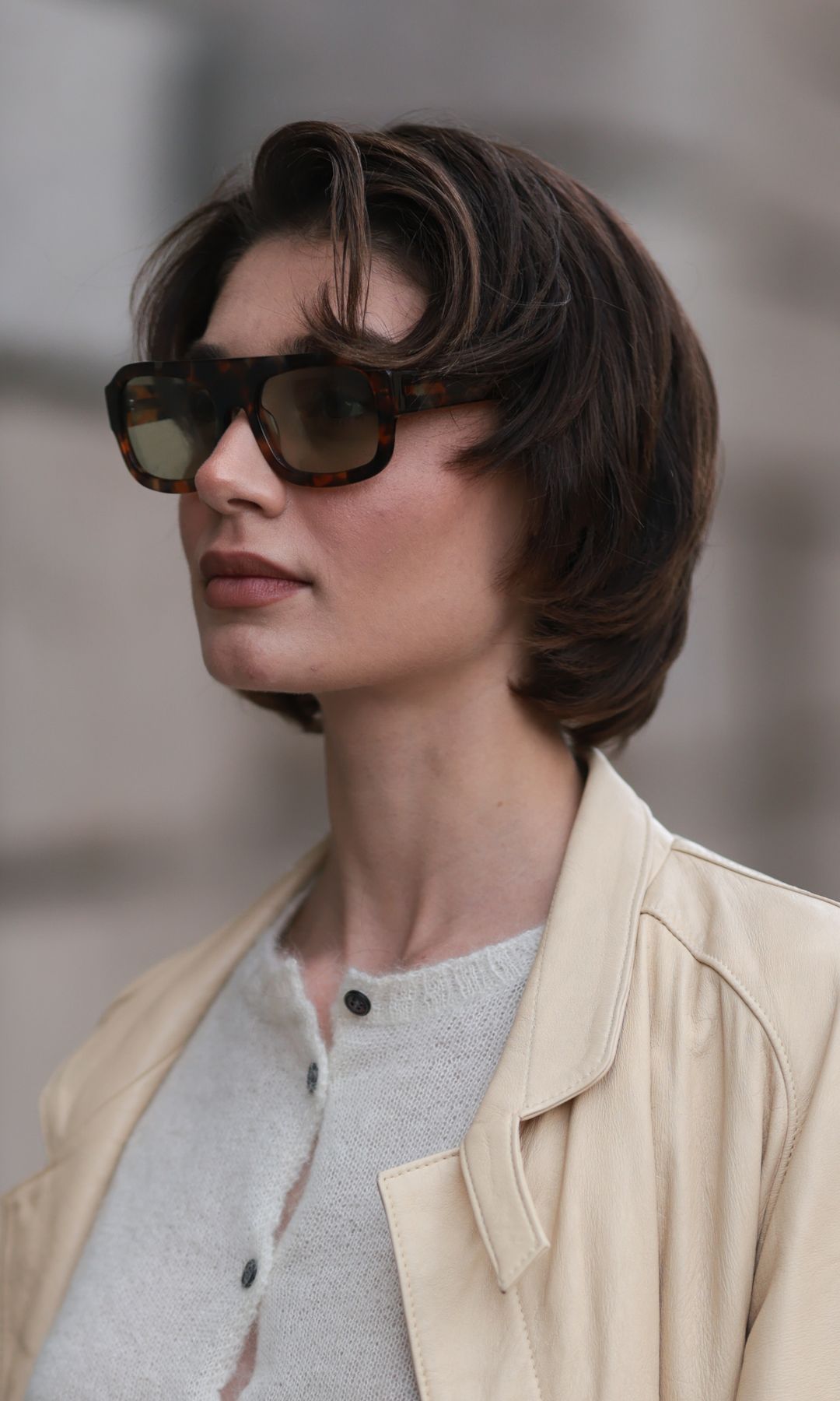  Corte de pelo corto con capas frontales marcadas