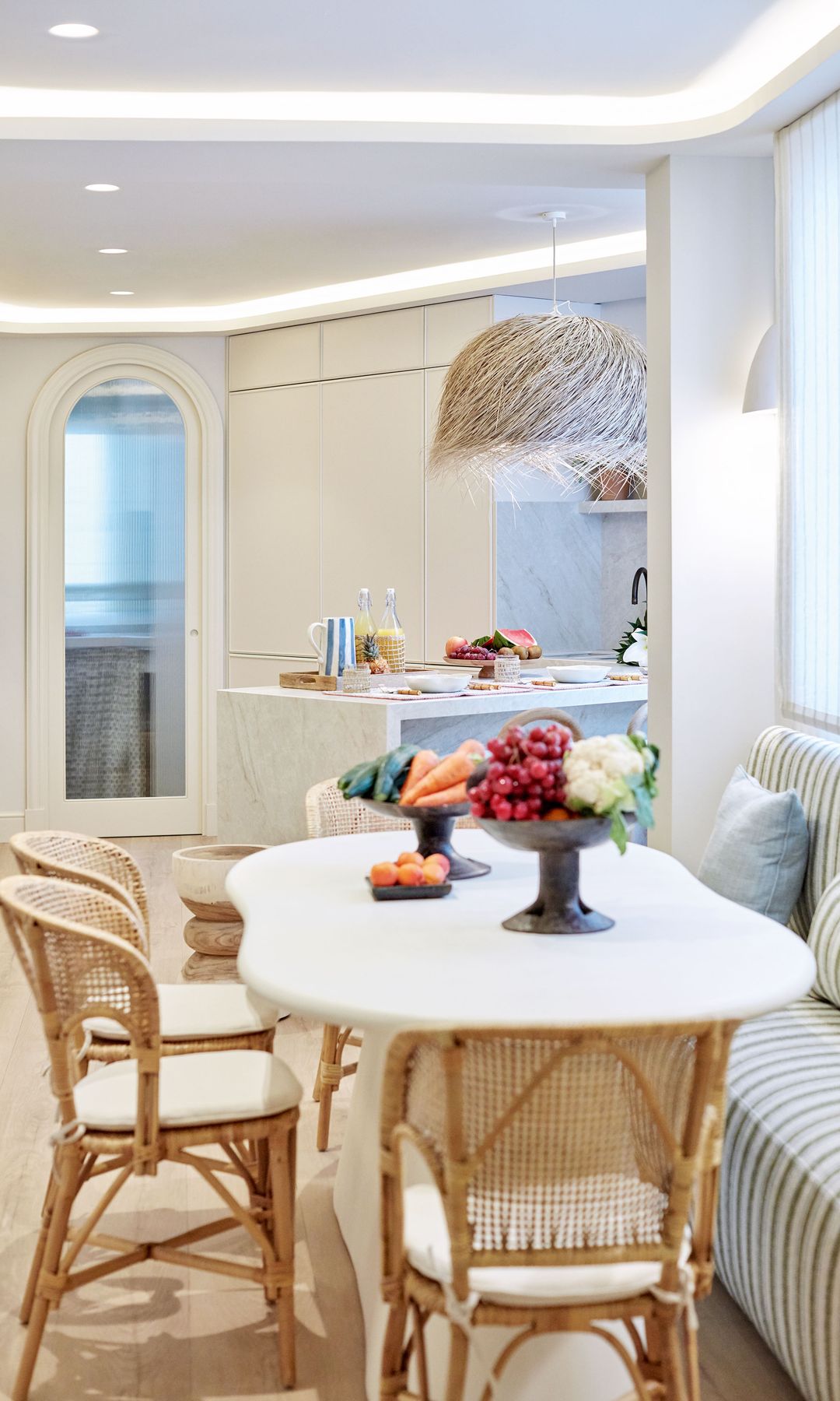 La mesa, cerca de la cocina, para amenizar y ahondar en la comodidad
