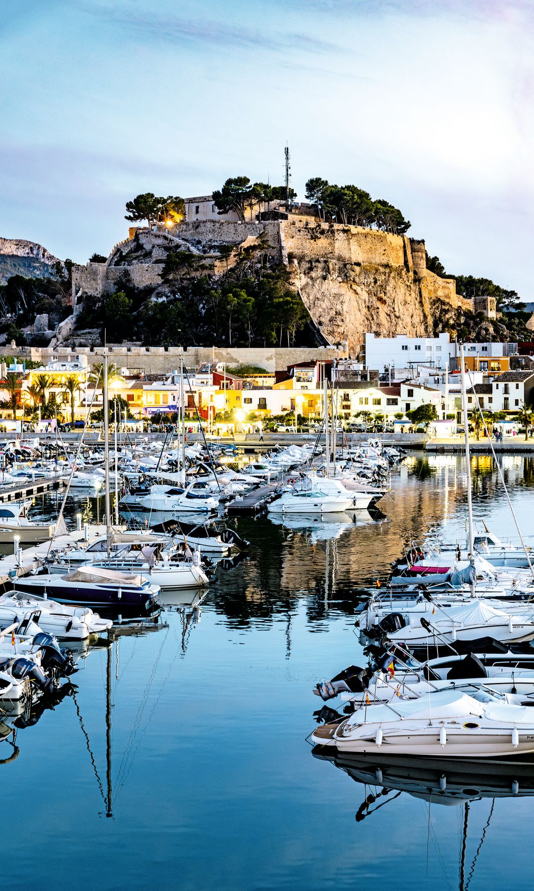 Sobre un pequeño monte junto al mar, el castillo de Denia corona la localidad.