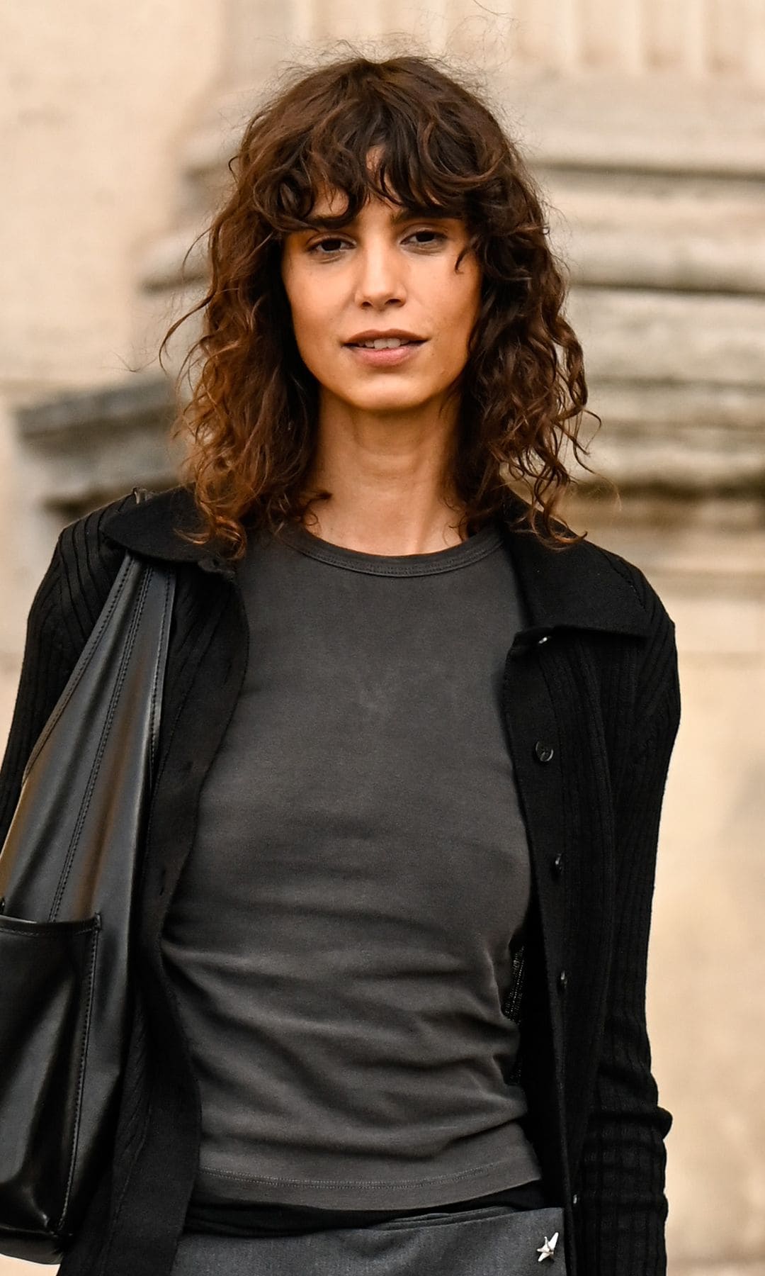  Mujer con cabello corto