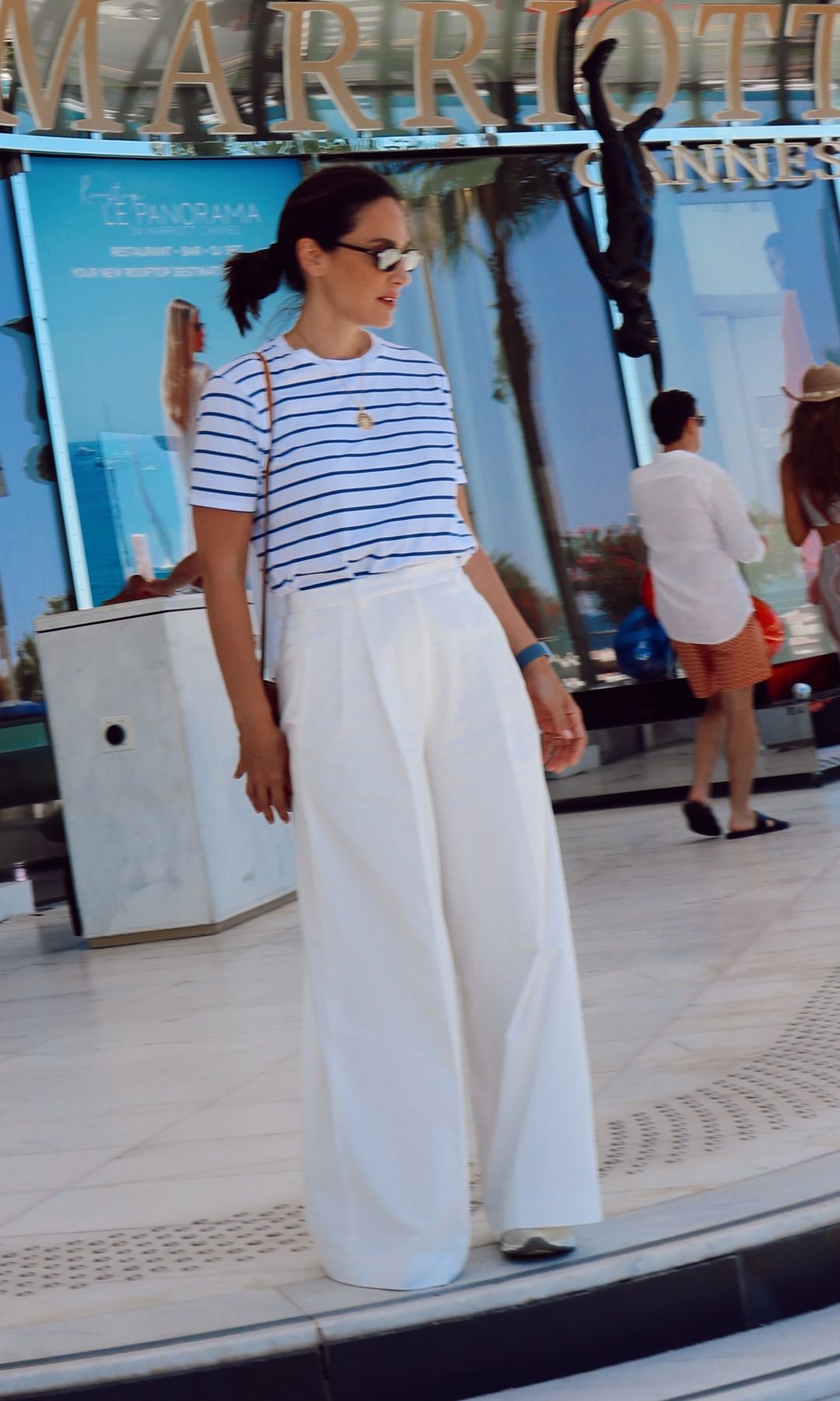 Con camiseta de rayas, pantalones blancos y melena recogida, Tamara Falcó confirma que el look marinero sigue siendo un acierto en verano