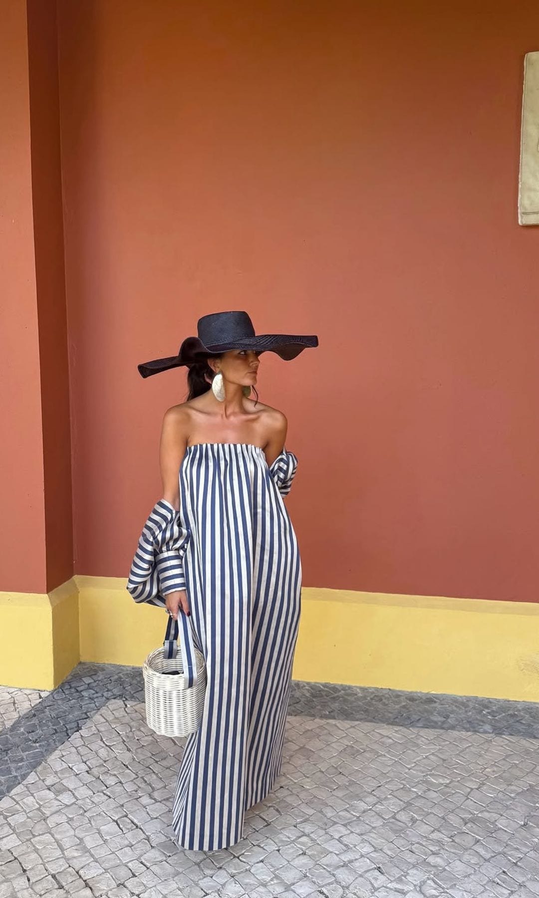 Vestido de invitada con chaquetilla de Helena Mareque