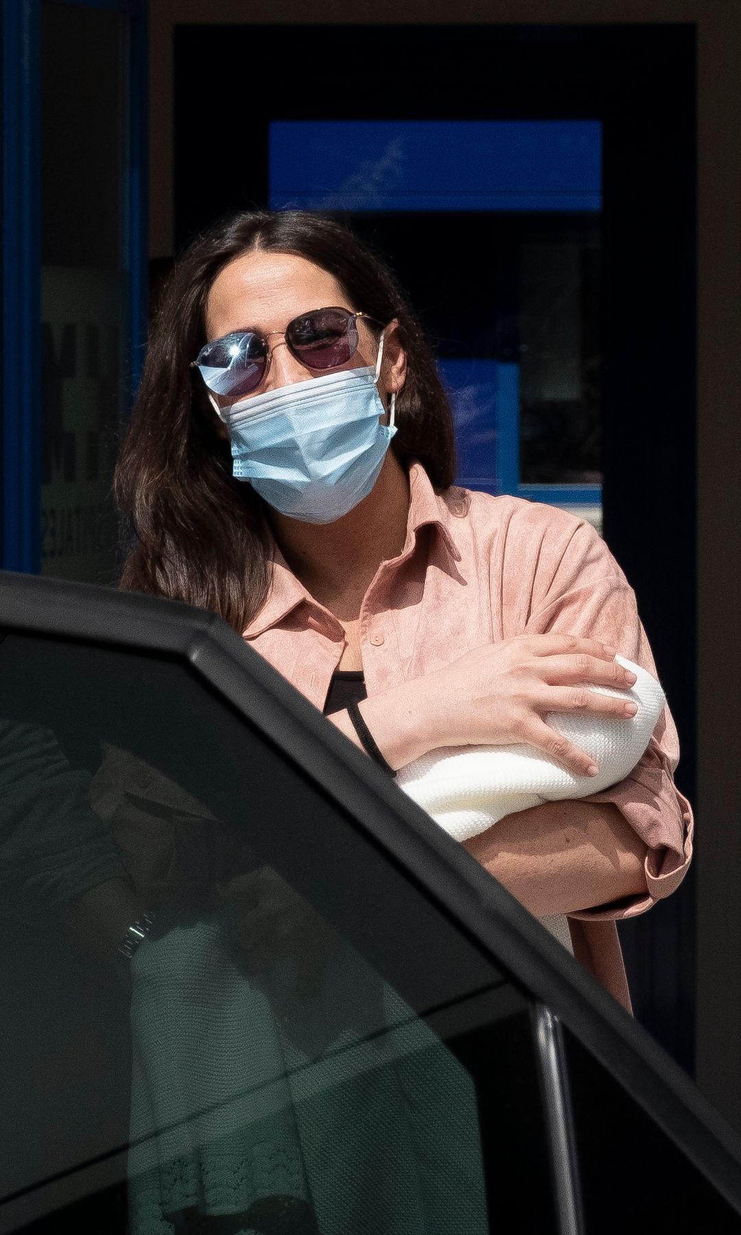 Malú a la salida del Hospital HM Puerta del Sur de Móstoles tras dar a luz a su hija, Lucía, en junio de 2020