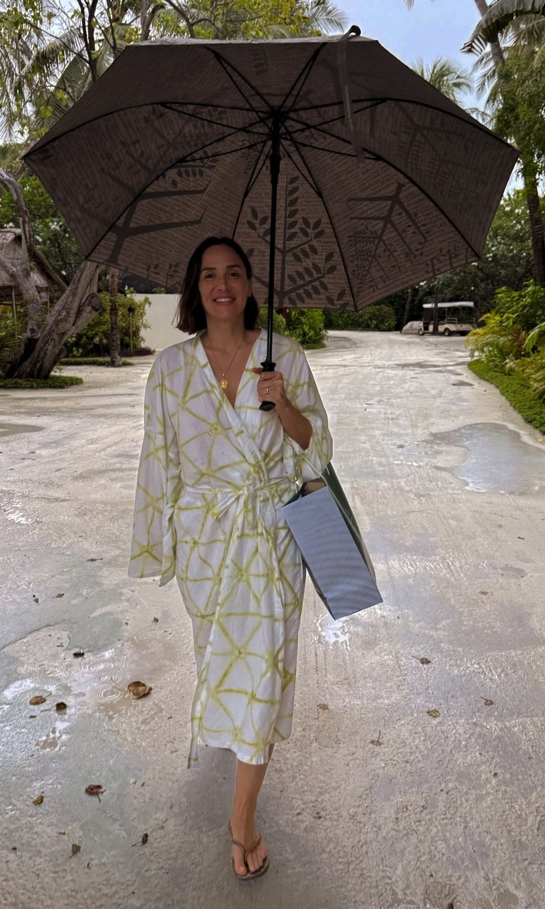 Tamara Falcó con kimono playero en Las Maldivas