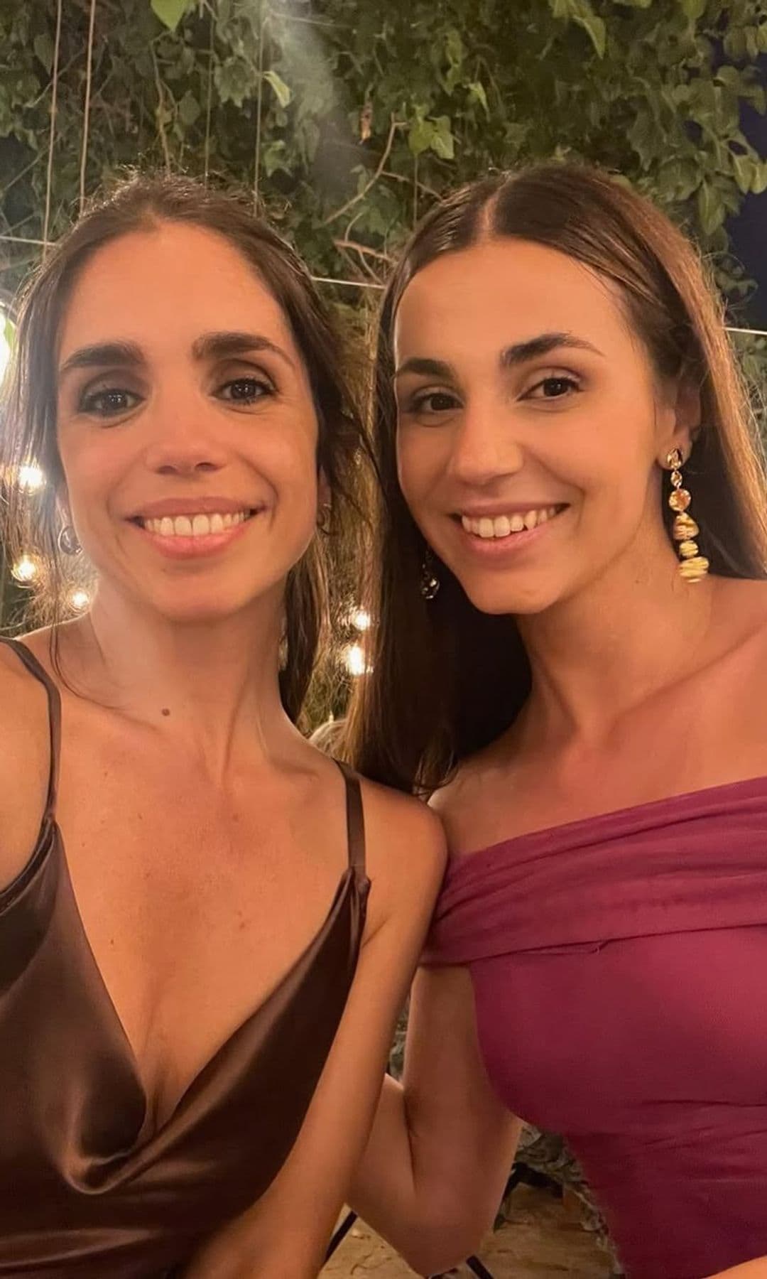 Adrea Sánchez, nieta de Carmen Flores, y su prima Elena Furiase