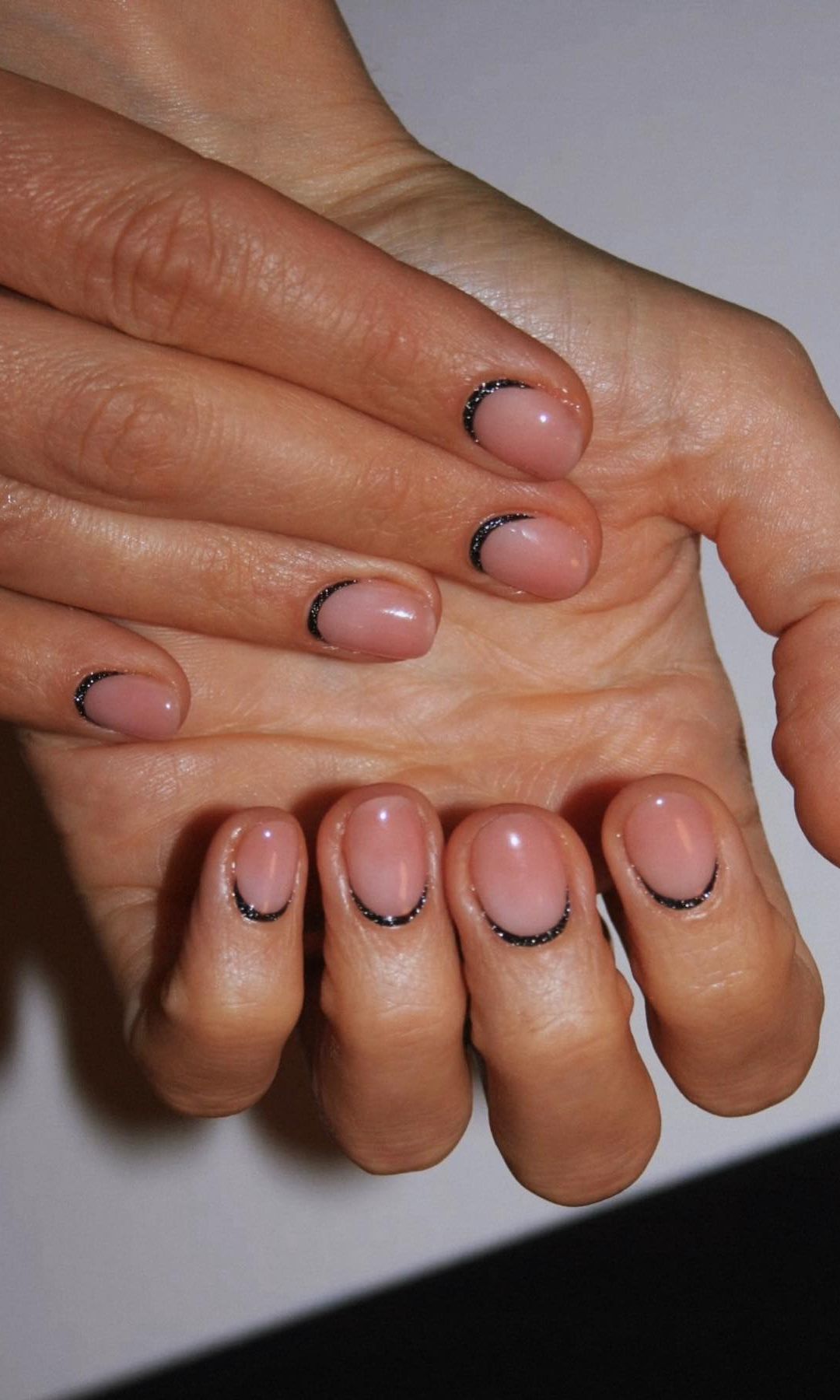 Manicura francesa inversa con purpurina