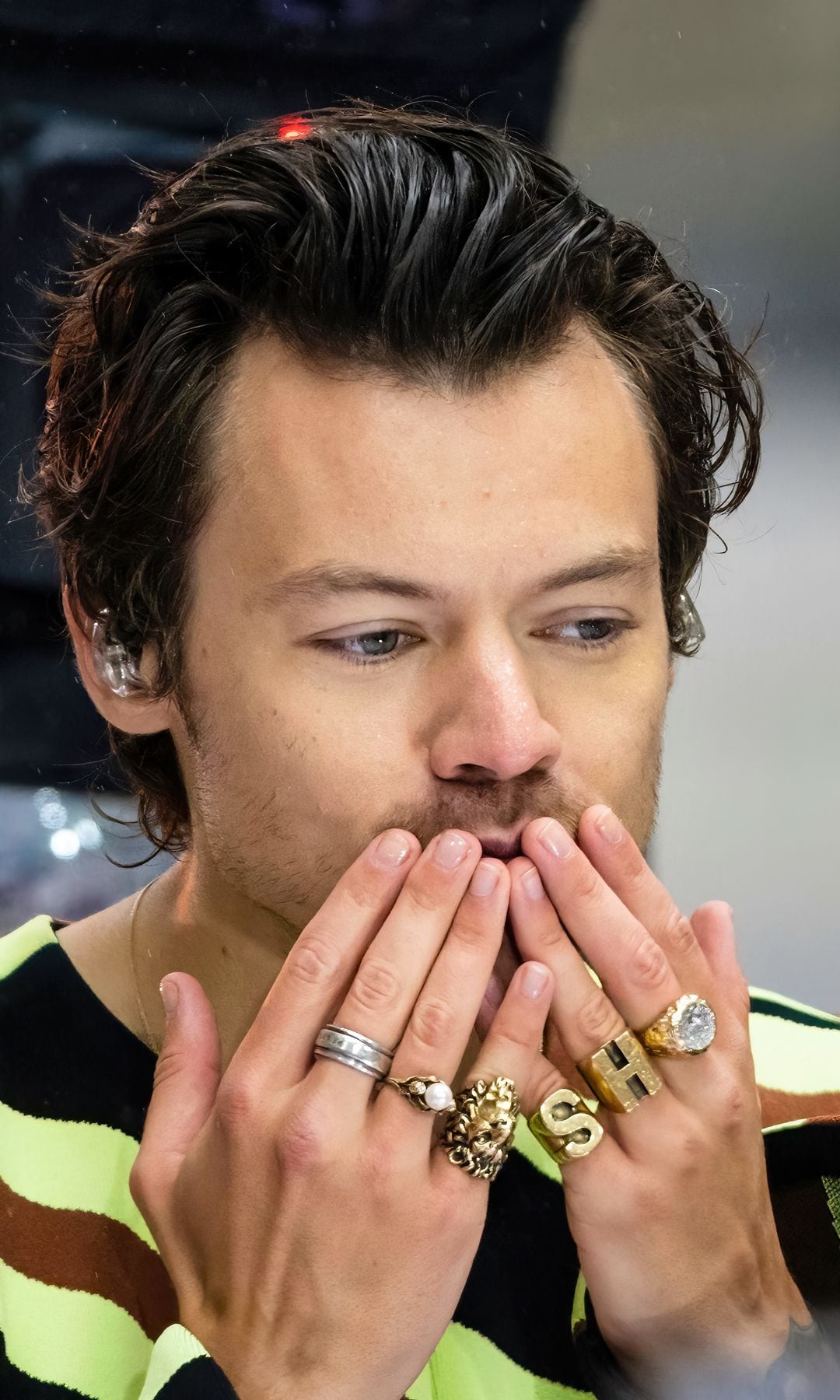 Harry Styles en 2022 con maxianillos
