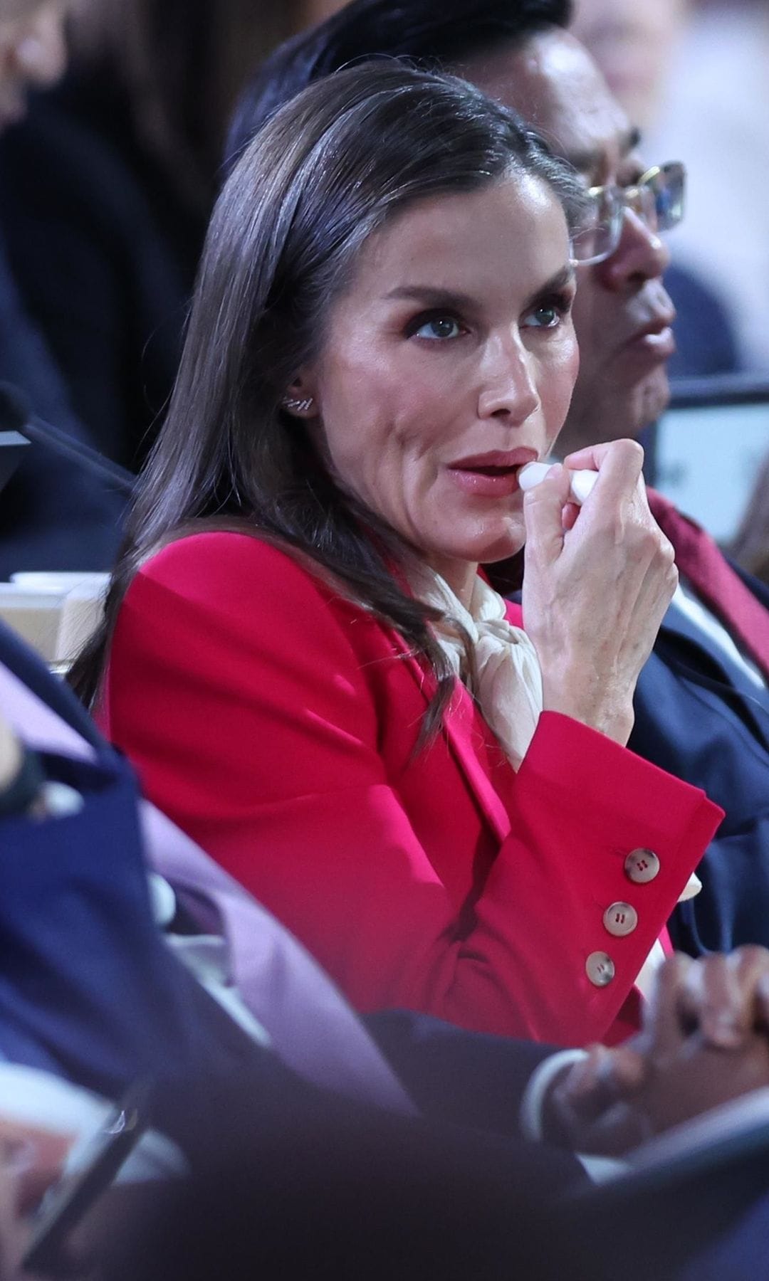 La reina Letizia en el Día Mundial de la Alimentación 2025 con traje rojo y blusa con lazada