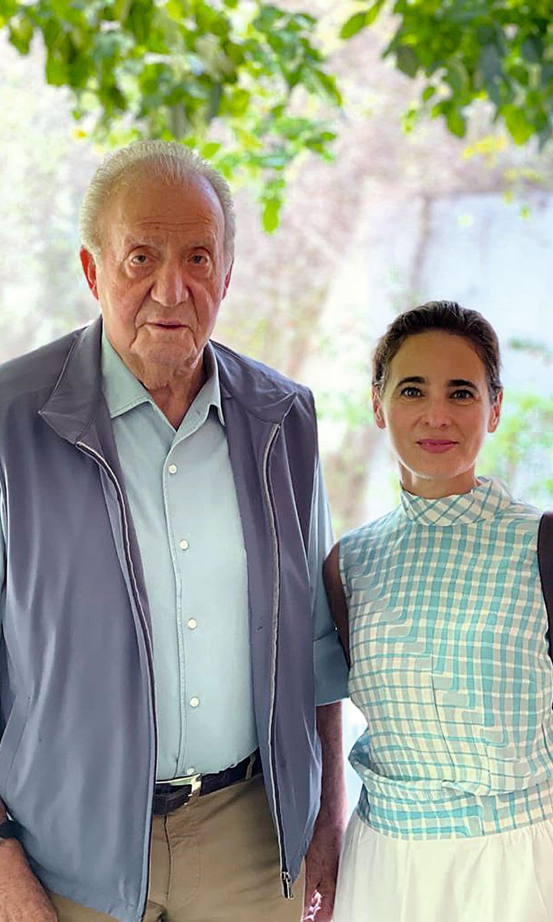 Para ayudar a don Juan Carlos en la redacción de sus memorias, Laurence Debray se trasladó a Abu Dabi con su familia durante dos años. Allí, a lo largo de numerosas y frecuentes conversaciones, recogió las confesiones del Rey para relatar fielmente su visión y su voz. Ahora, instalada en España para la fase final de la elaboración del libro, colabora con ¡HOLA! Madrid con una inspiradora columna