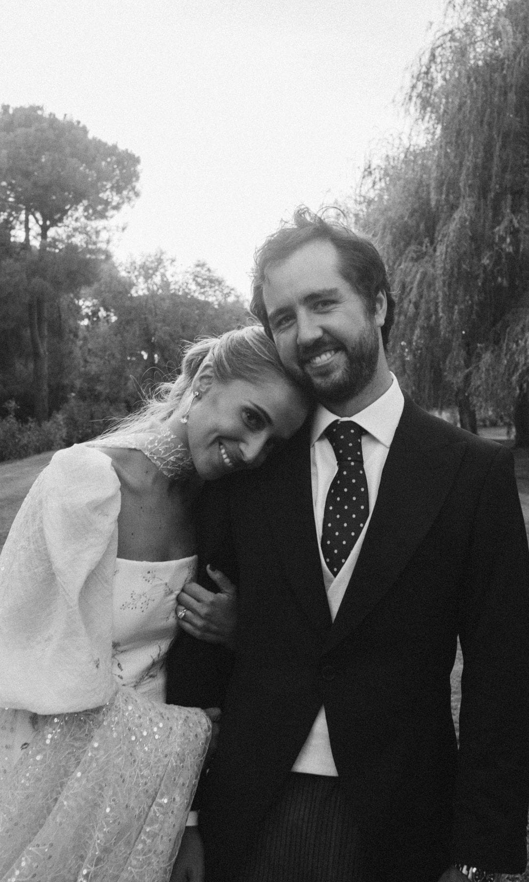 Vestido de novia de flores y choker