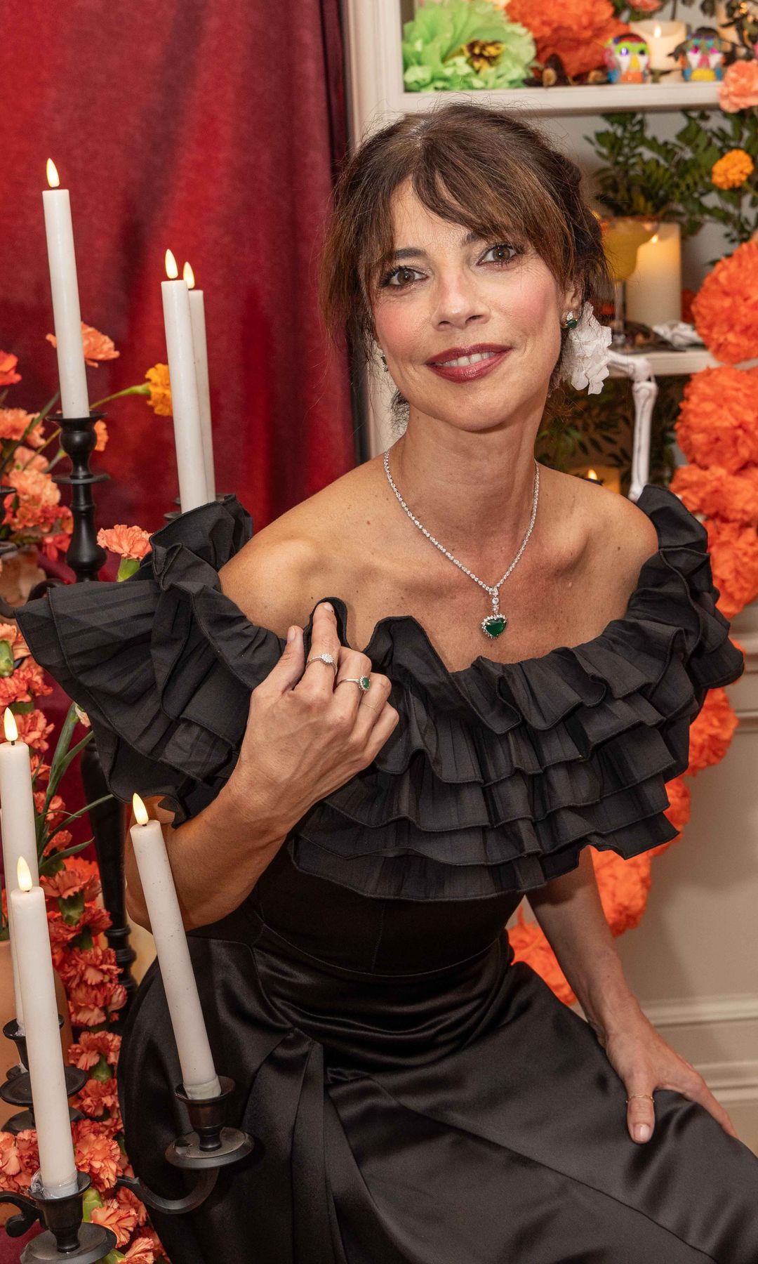 Maribel Verdú lleva cadena de oro blanco de 18 quilates y diamantes. Colgante de oro blanco de 18 quilates, diamantes y esmeralda. Anillo de oro blanco de 18 quilates y diamantes. Pendientes de oro blanco de 18 quilates, diamantes y esmeralda. De José Luis Joyerías