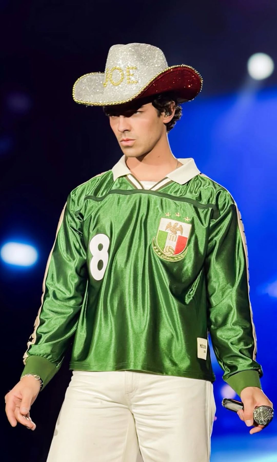 Con este look inspirado en México y el Mundial fue que Joe Jonas se presentó en el Tecate Emblema.