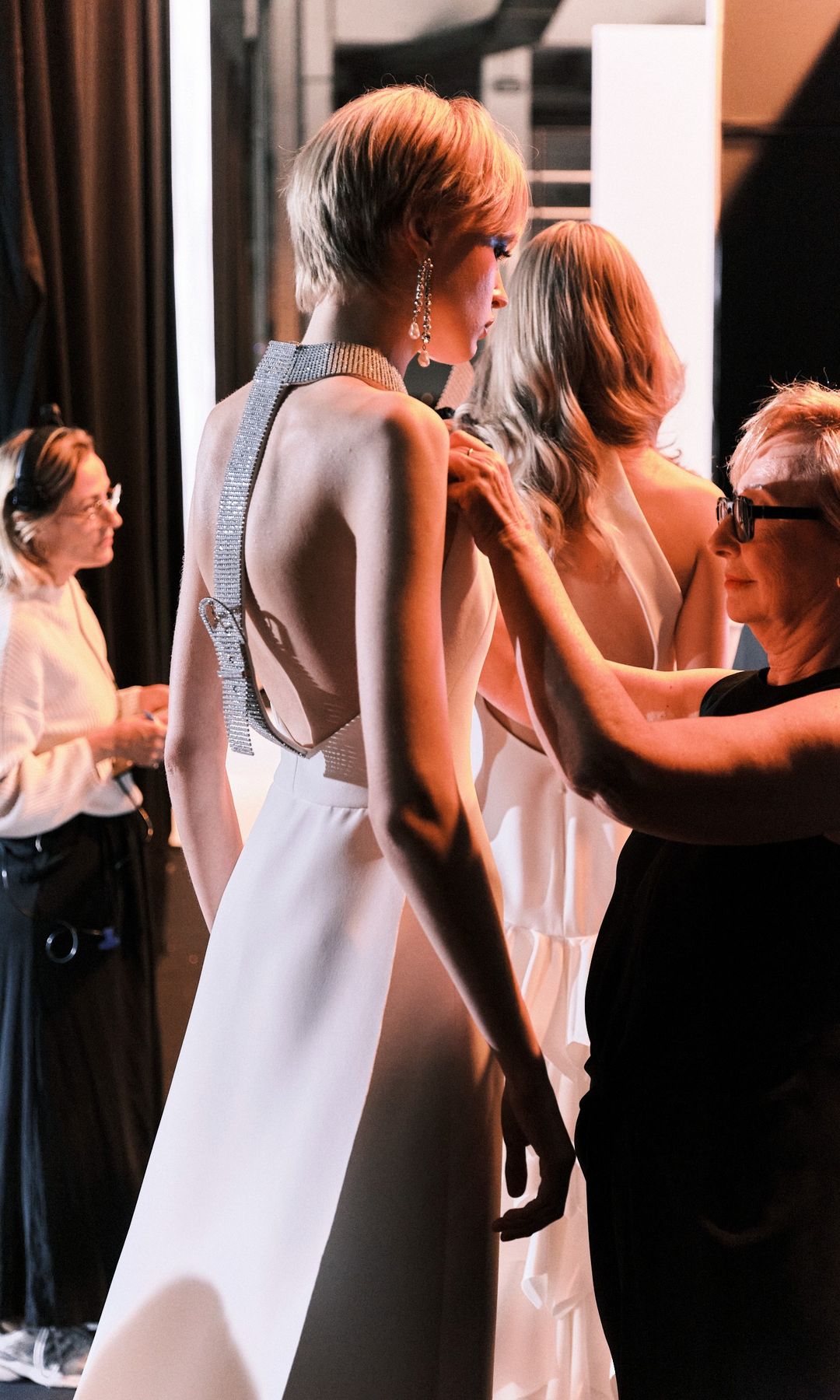 Isabel Sanchís ajustando el look de una modelo antes de desfilar.