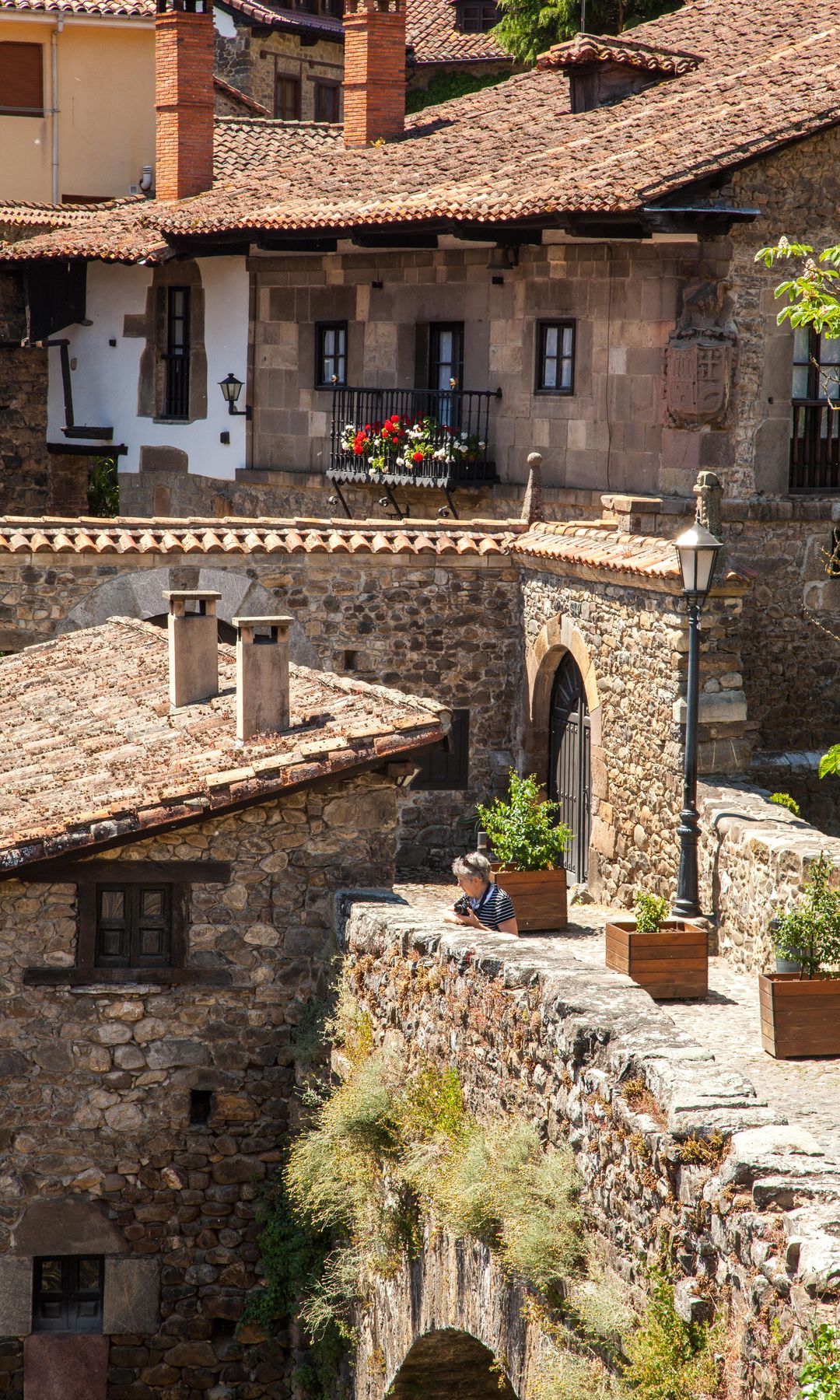 Villa medieval de Potes y puente de San Cayetano sobre el río Deva, Cantabria