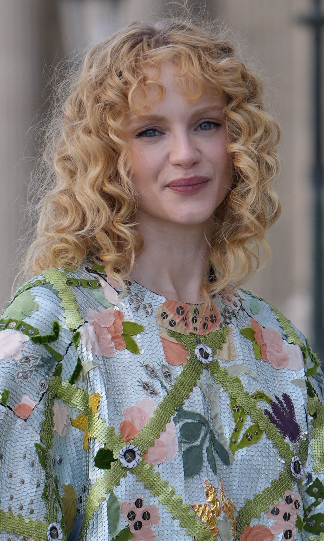 Mujer con cabello rizado