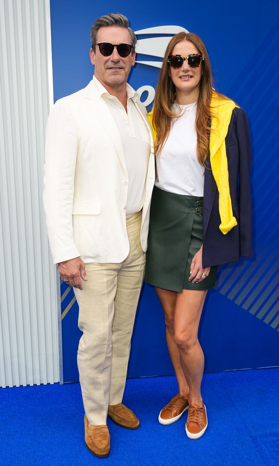 Jon Hamm y Anna Osceola en la final del US Open 2025