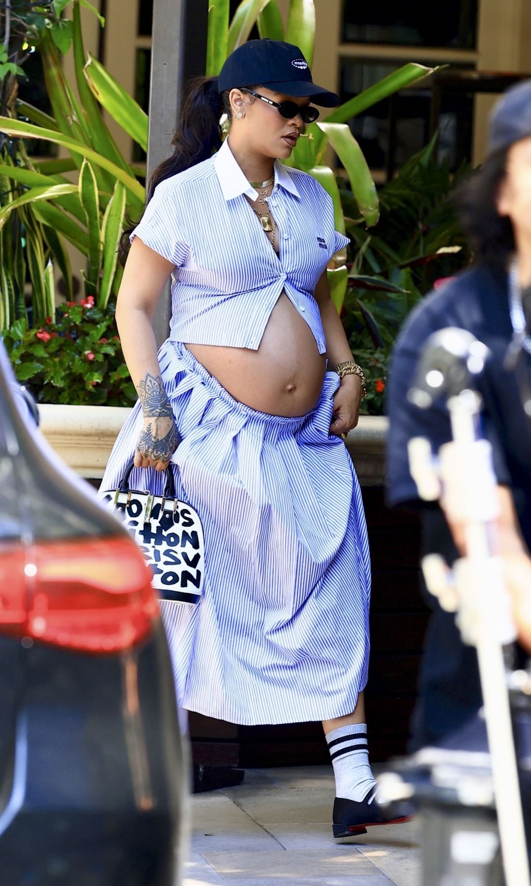 Rihanna eligió un atuendo preppy y fresco por la mañana