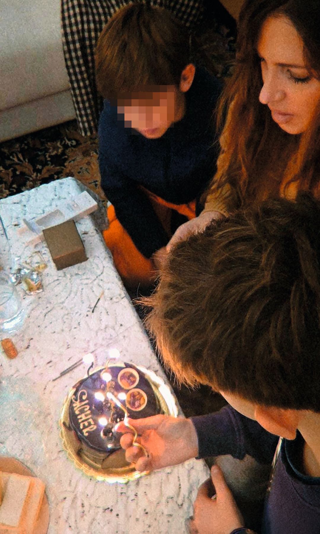 Sara Carbonero celebra su cumpleaños soplando las velas junto a sus hijos 