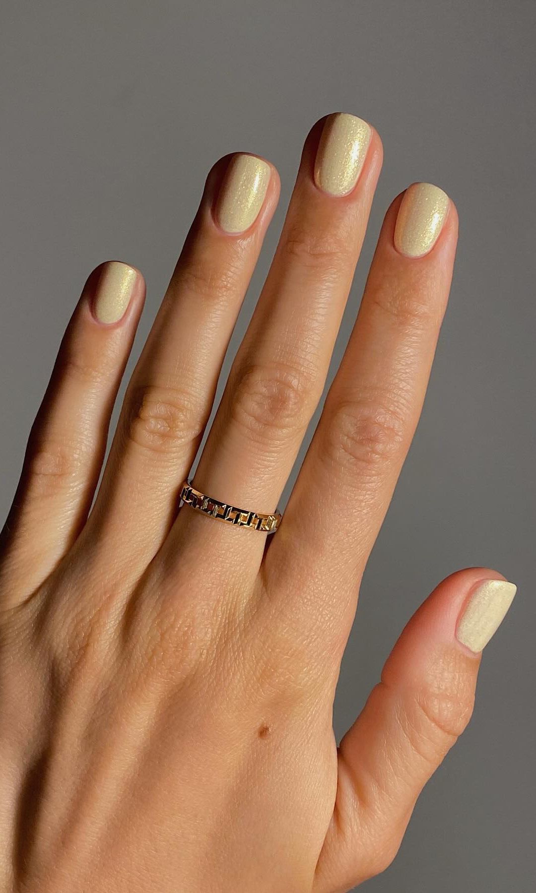 Manicura amarillo mantequilla con brillo