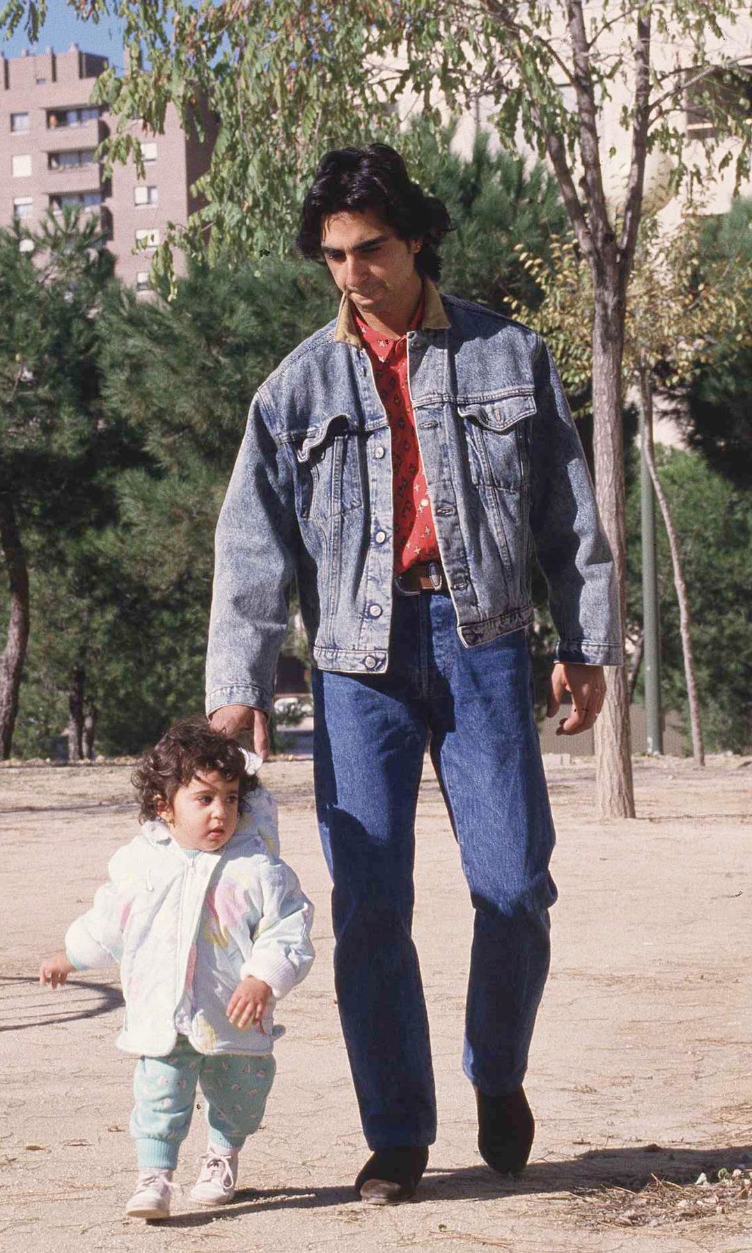 Antonio Flores con su hija Alba en Madrid en 1987