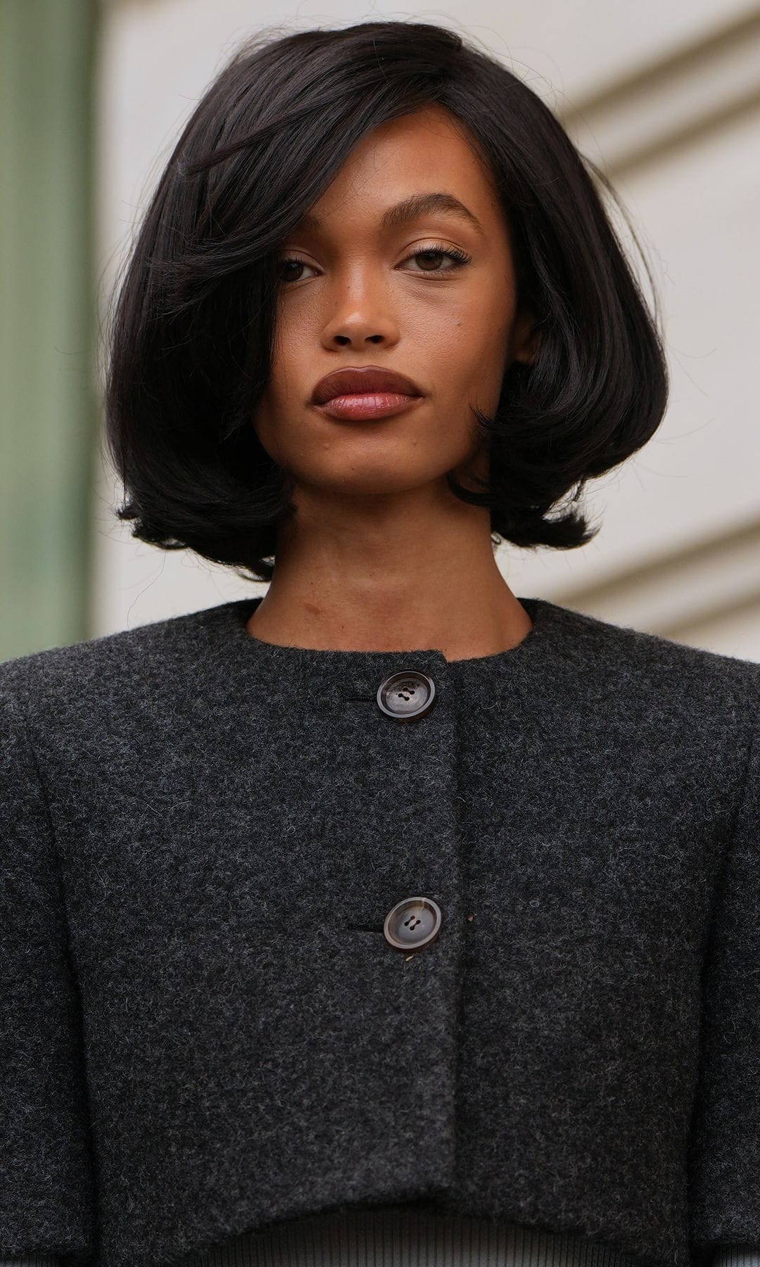 Mujer con cabello corto