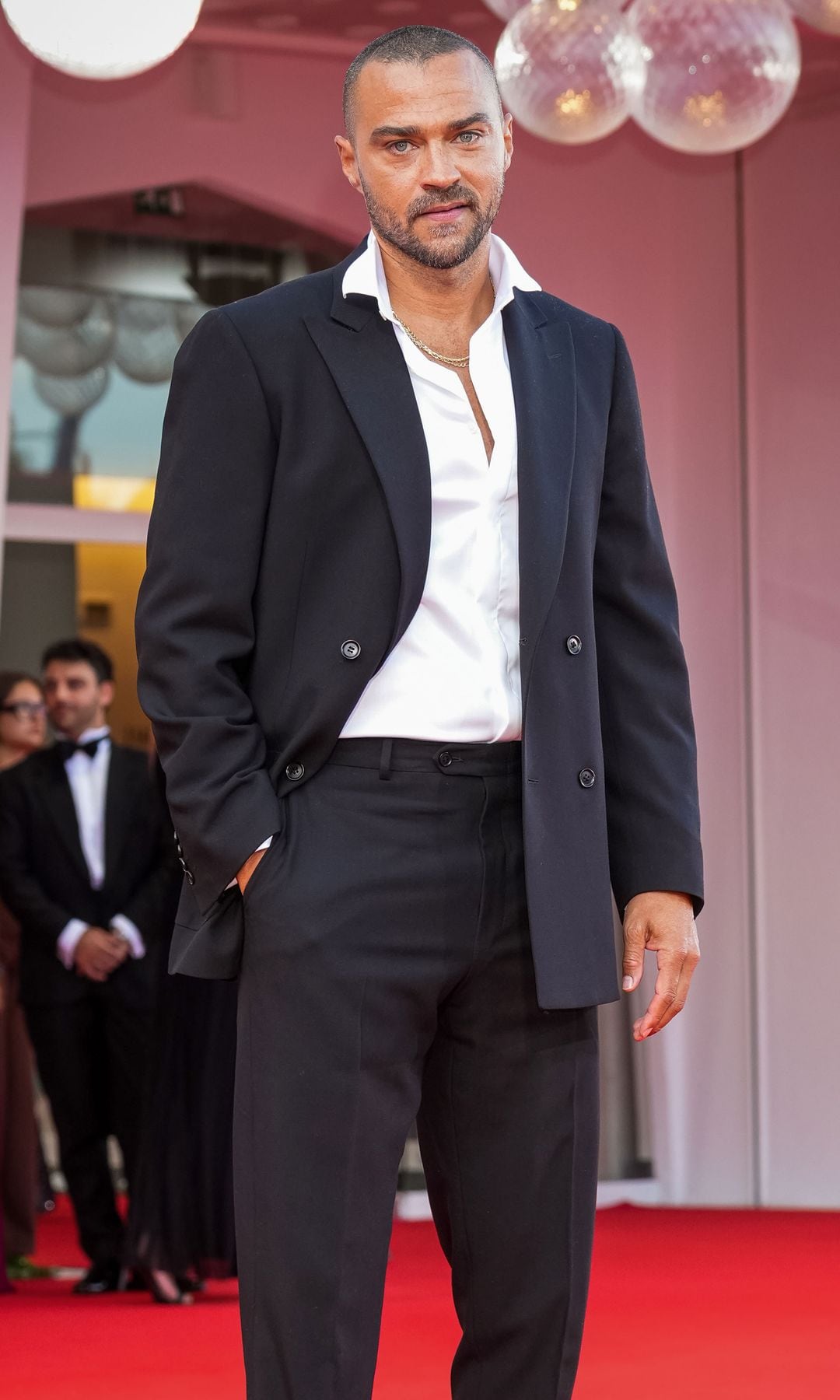 Jesse Williams sobre la alfombra roja del certamen