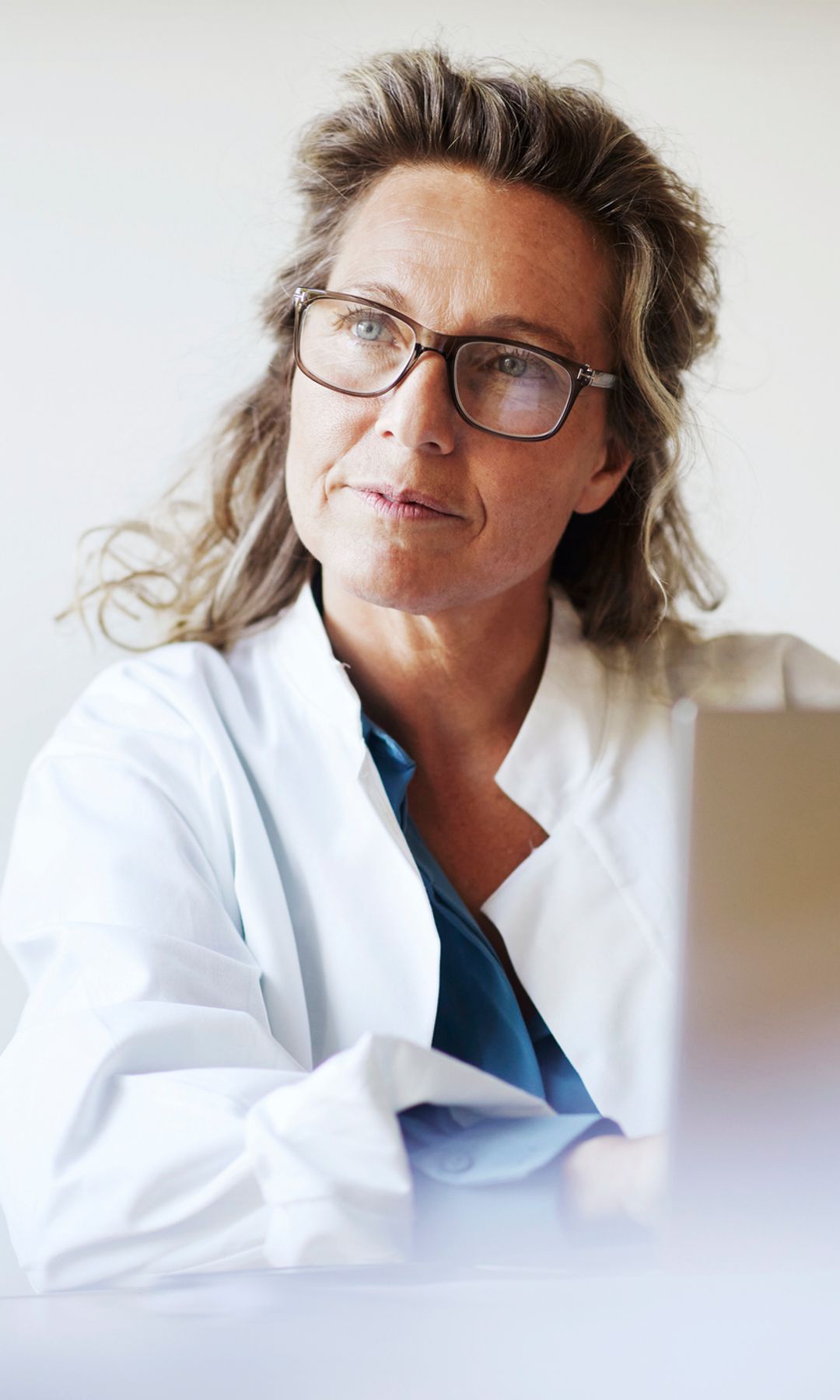 Médico atendiedo a un paciente