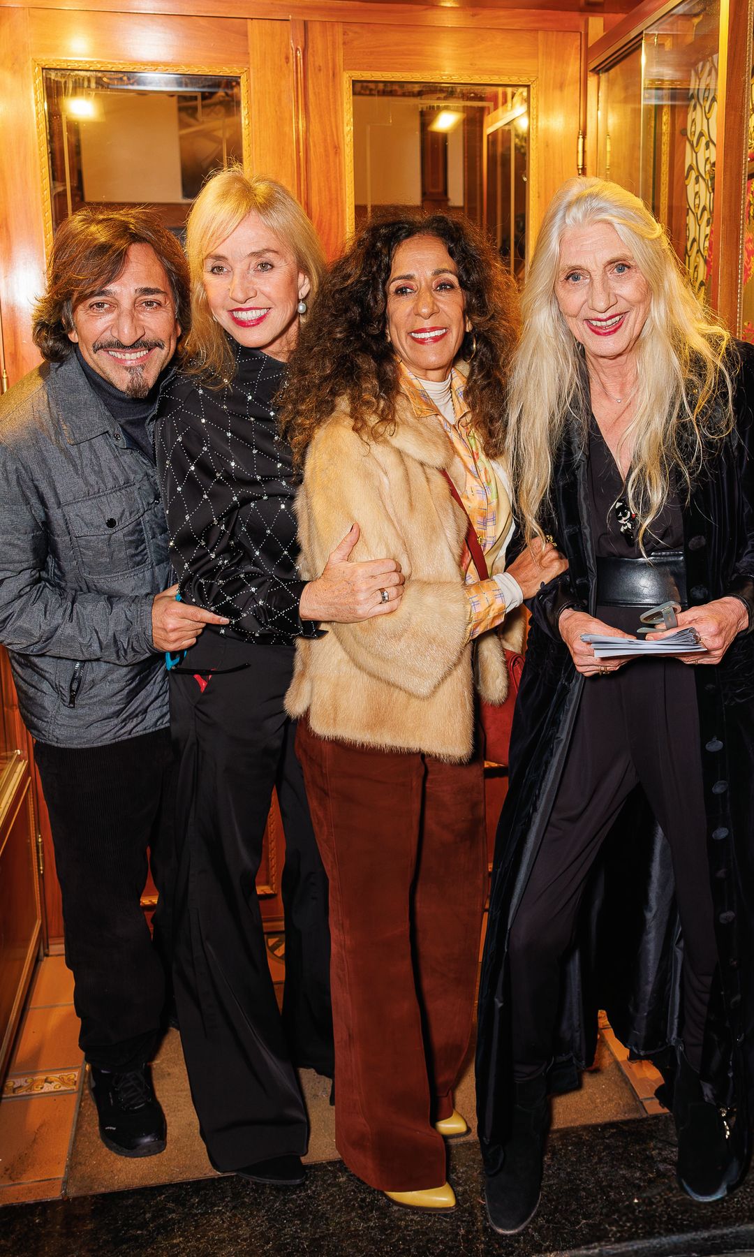 Rosario, junto a Antonio Carmona, Mariola Orellana y la fotógrafa Marianne Nilsen, musa de Antonio Flores, en la entrada de la tienda Ojo con el Duende