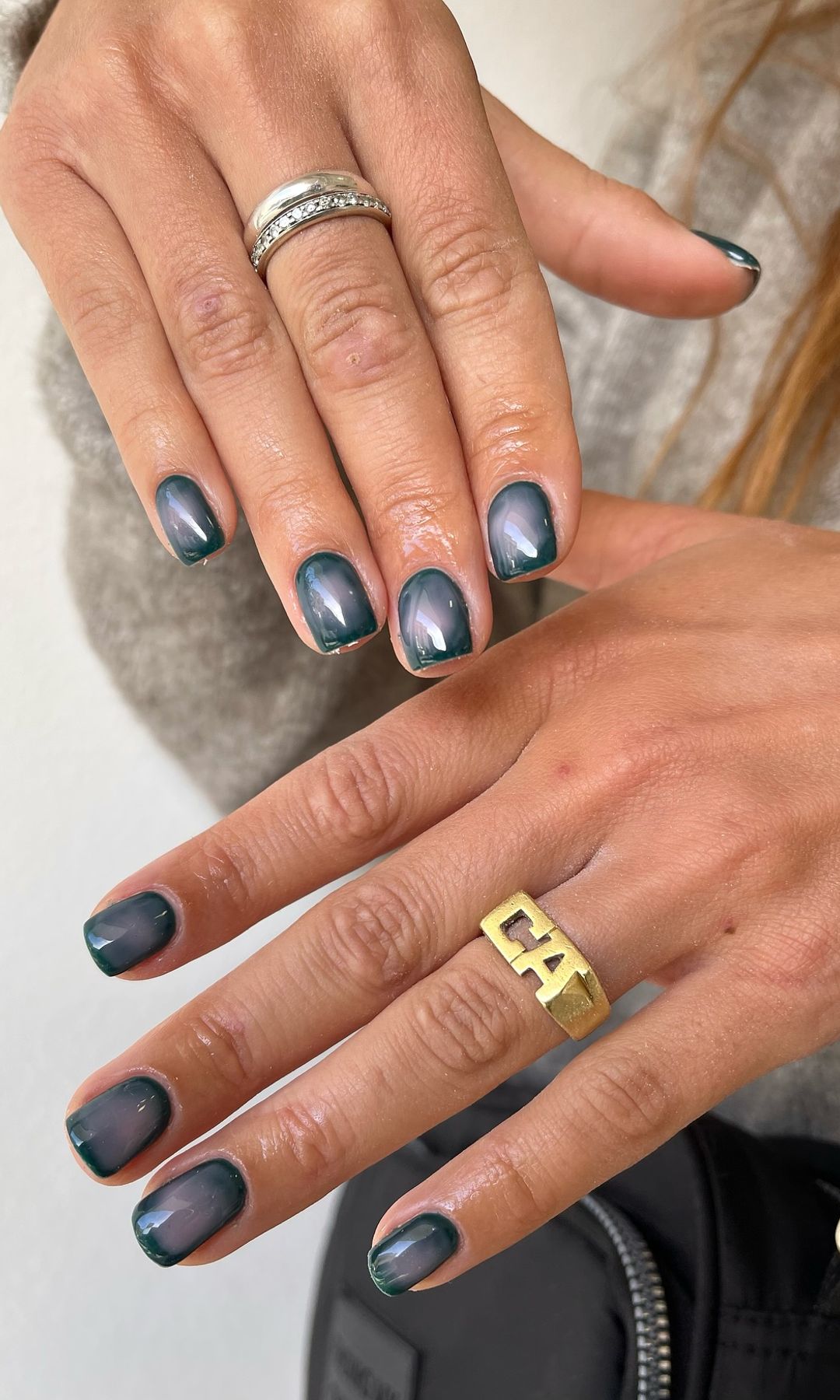 Manicura efecto aura azul