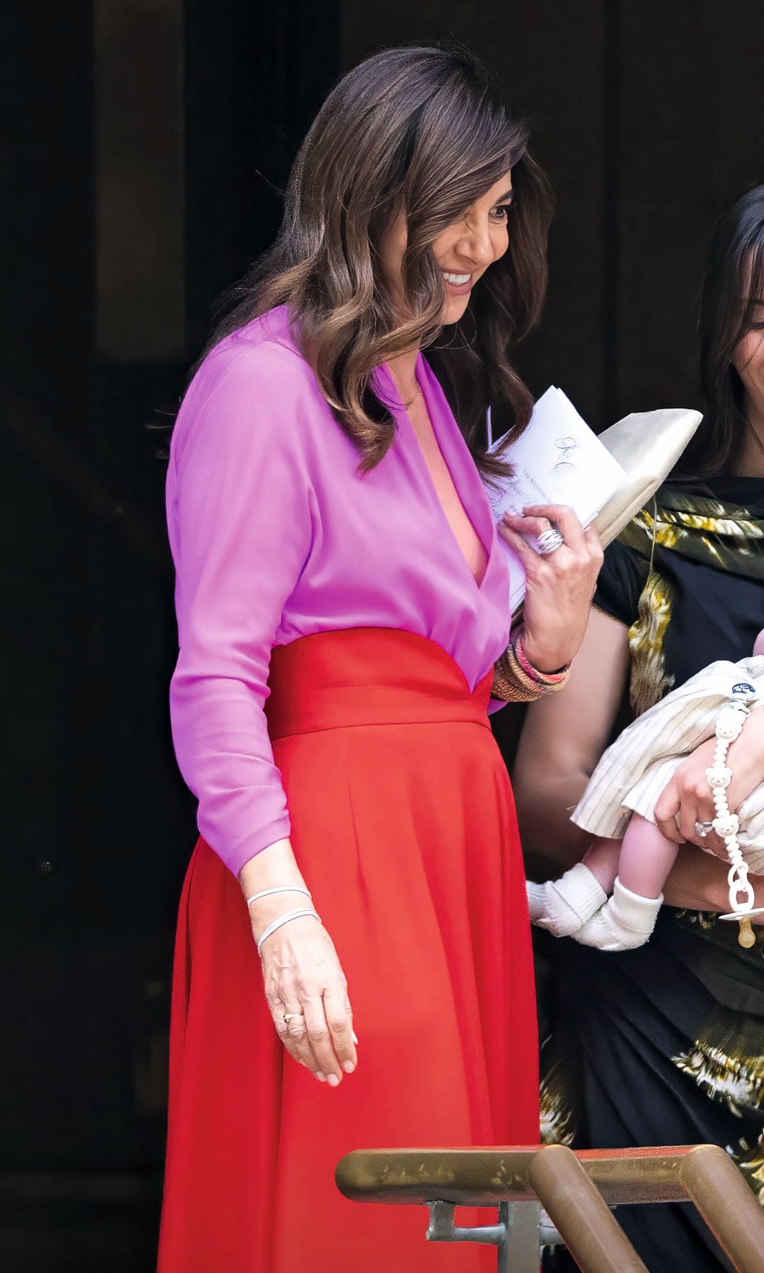 Mariló con un vestido bicolor de cuerpo rosa fucsia y falda abullonada en rojo.