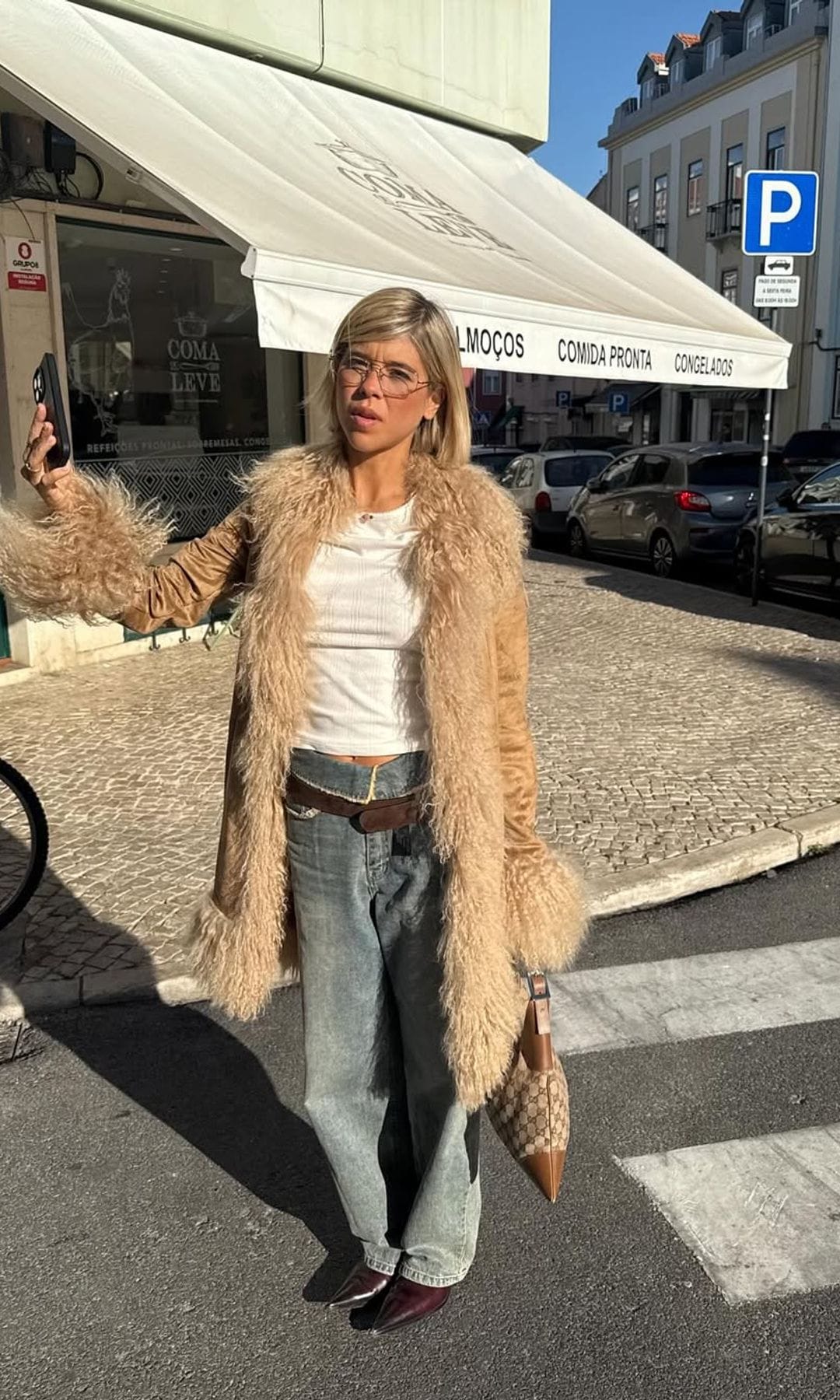 camisetas blancas y cómo llevarlas ahora que hace frío