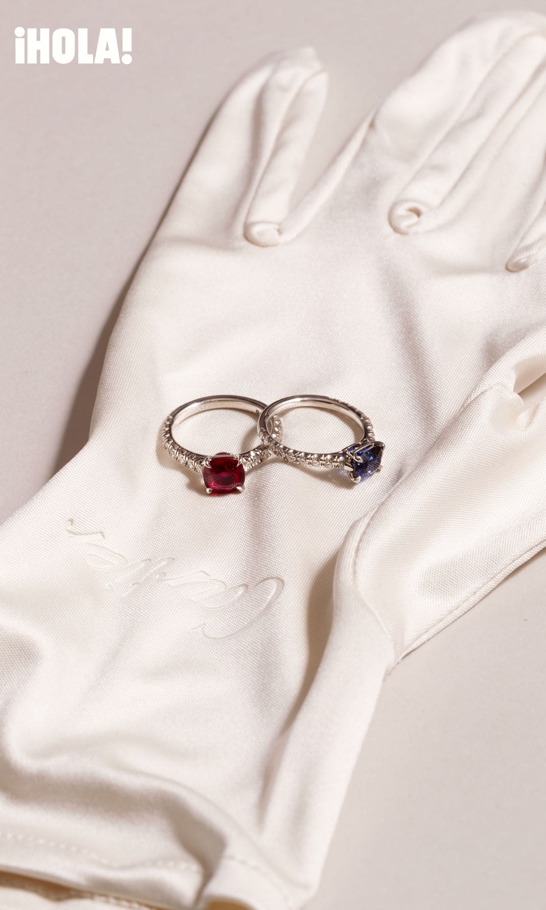 Solitario 1895 de Cartier en platino con un intenso rubí central y diamantes engastados, una joya que encarna la pasión y la elegancia atemporal; o en su versión con un extraordinario zafiro y diamantes, ideal para una declaración de amor con carácter y distinción.
