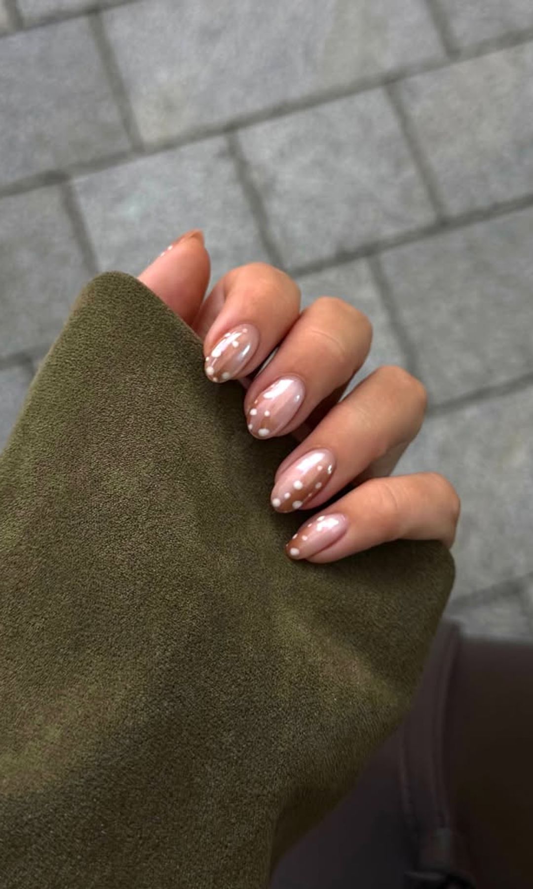 Manicura cromada con estampado de cervatillo en marrón y blanco