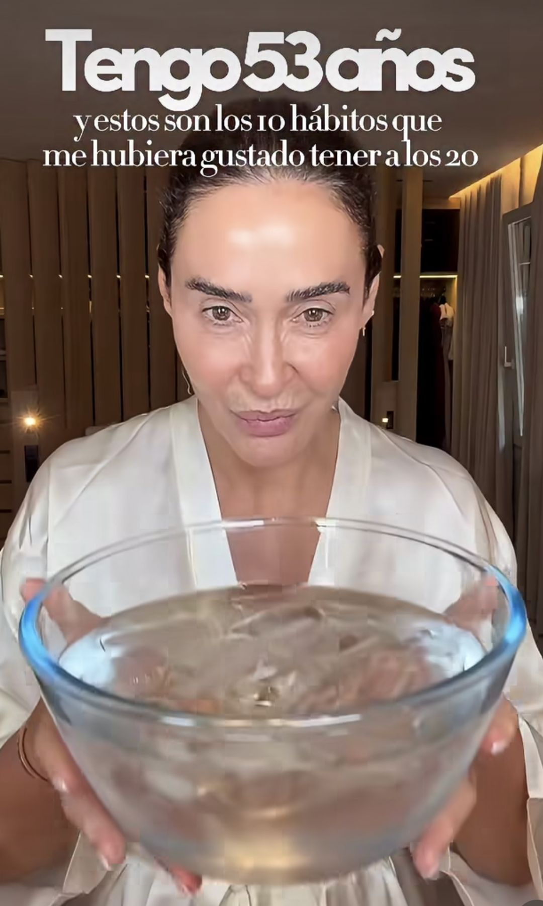 Vicky Martín Berrocal con un bol lleno de agua con hielos, albornoz blanco y pelo recogido