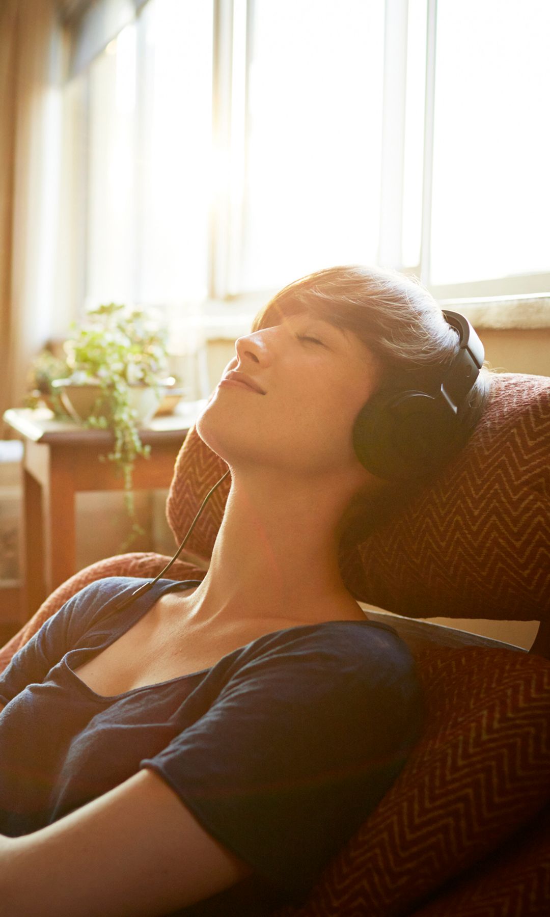 Mujer escuchando música con auriculares