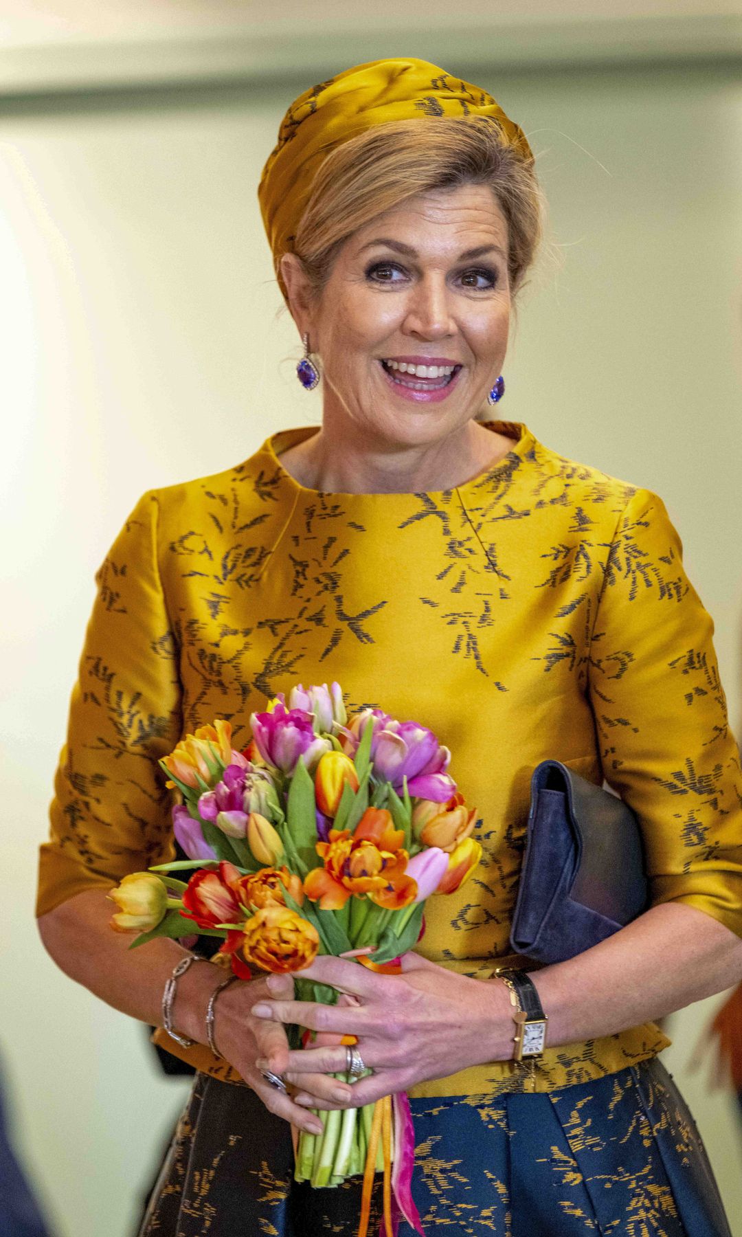 Máxima combinó el azul con el amarillo para lograr un look vibrante.
