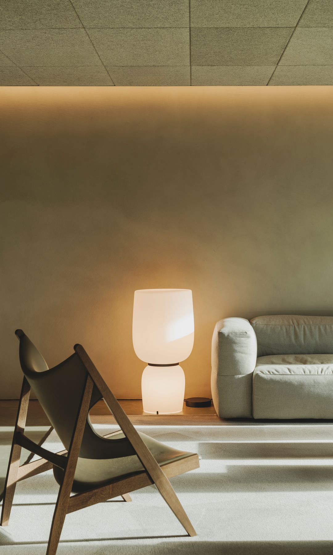 Lámpara de pie/suelo junto al sofá