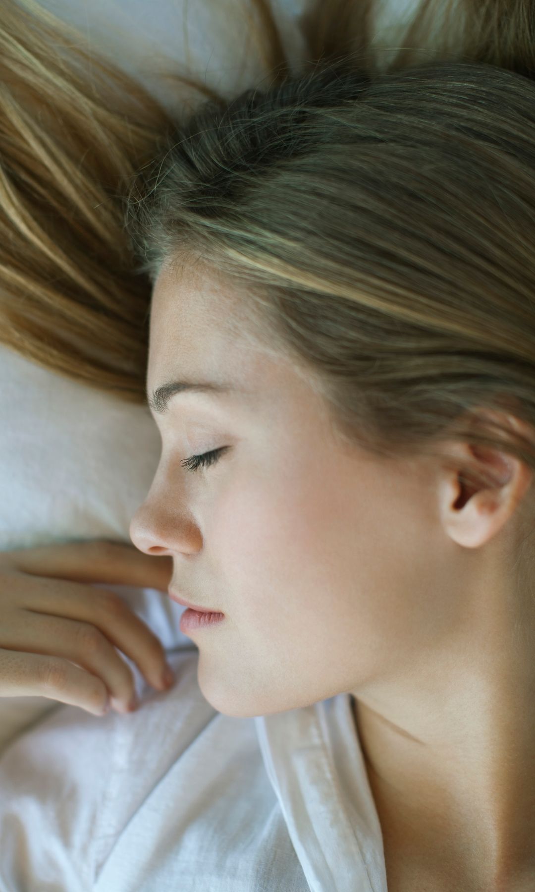 Mujer duerme al ritmo de la luz solar
