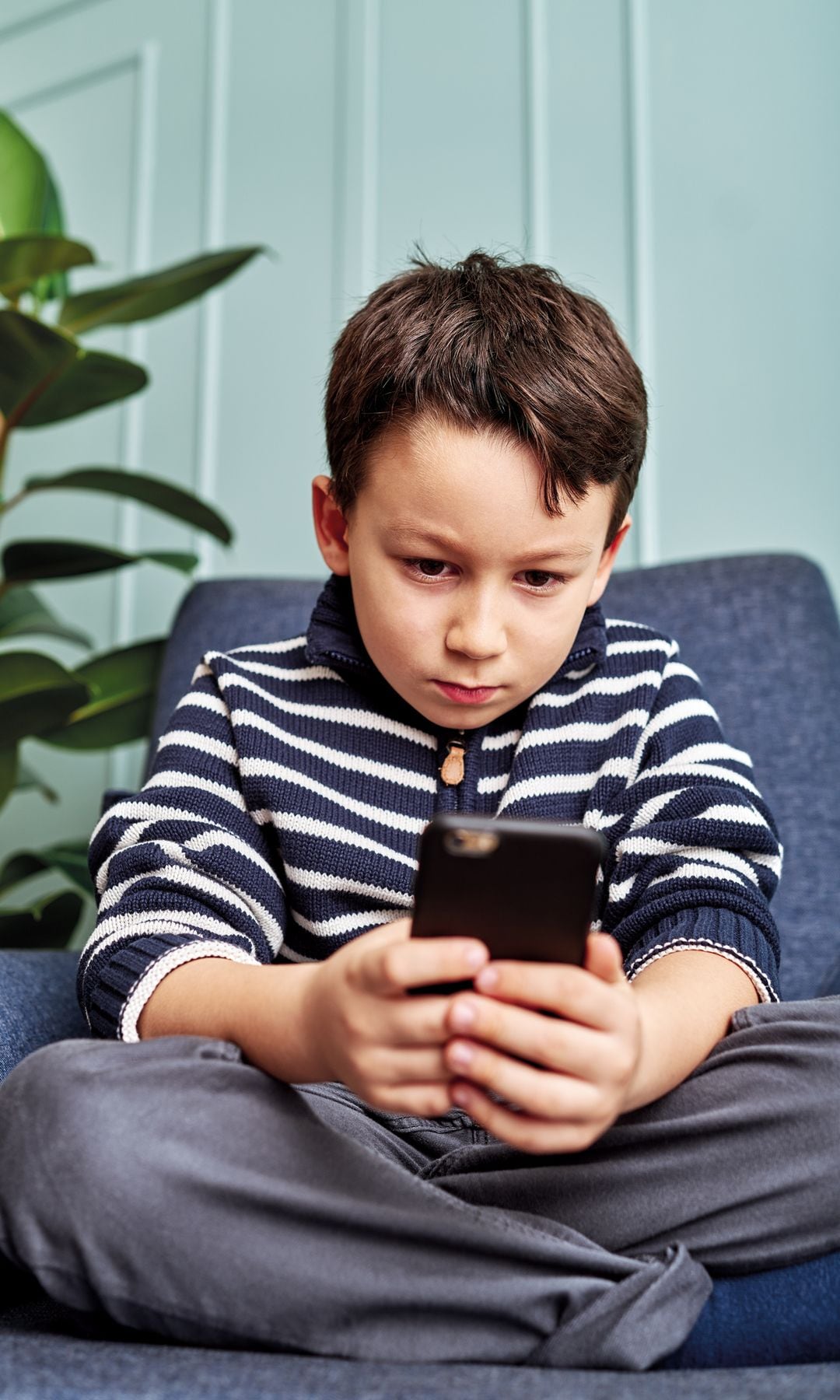 Niño con un smartphone