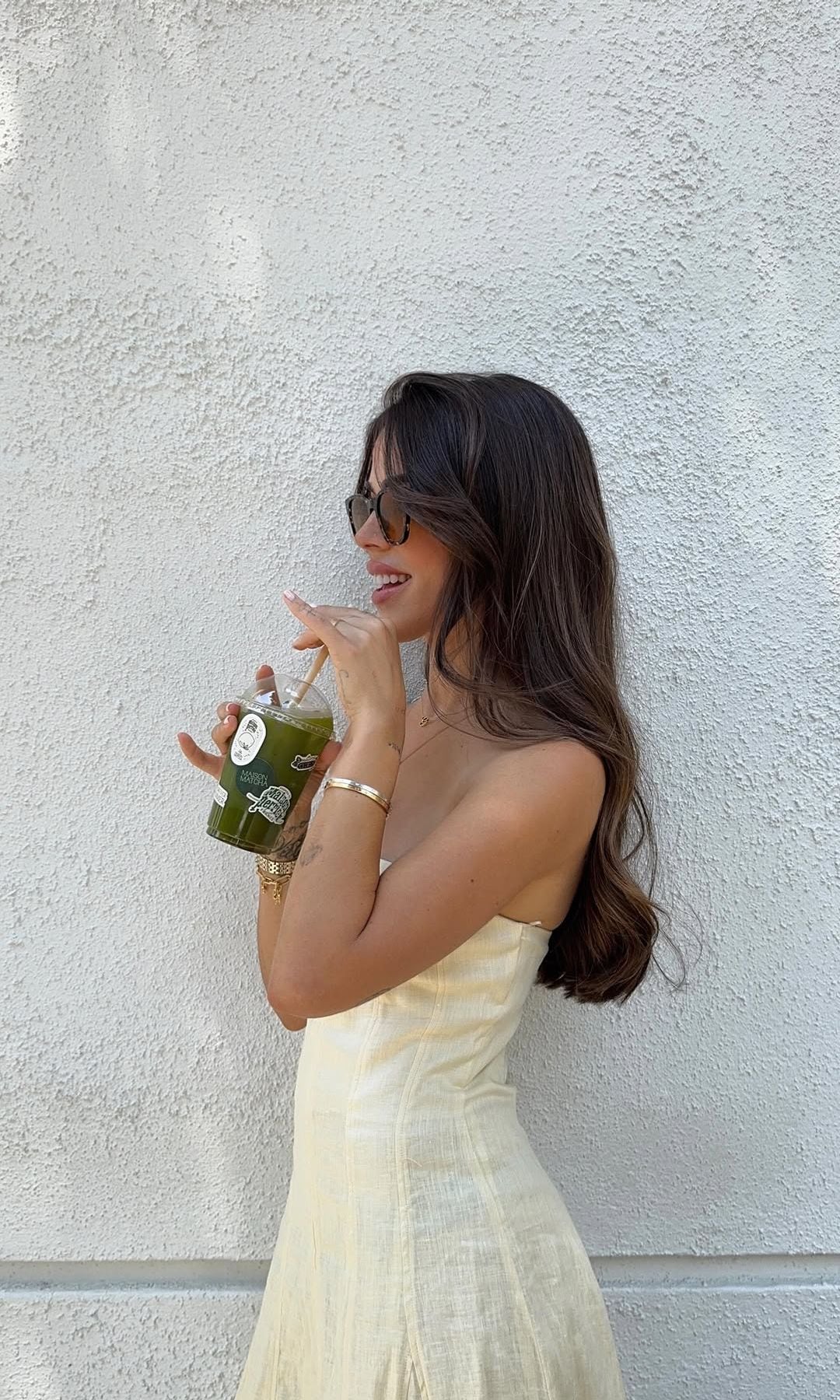 Violeta Mangriñan con un matcha de Maison Matcha