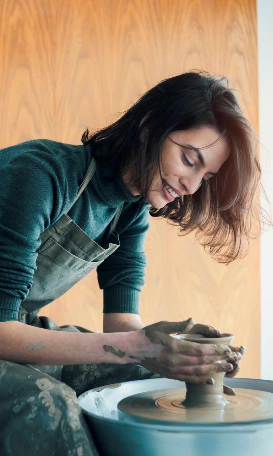 Una mujer joven haciendo cerámica