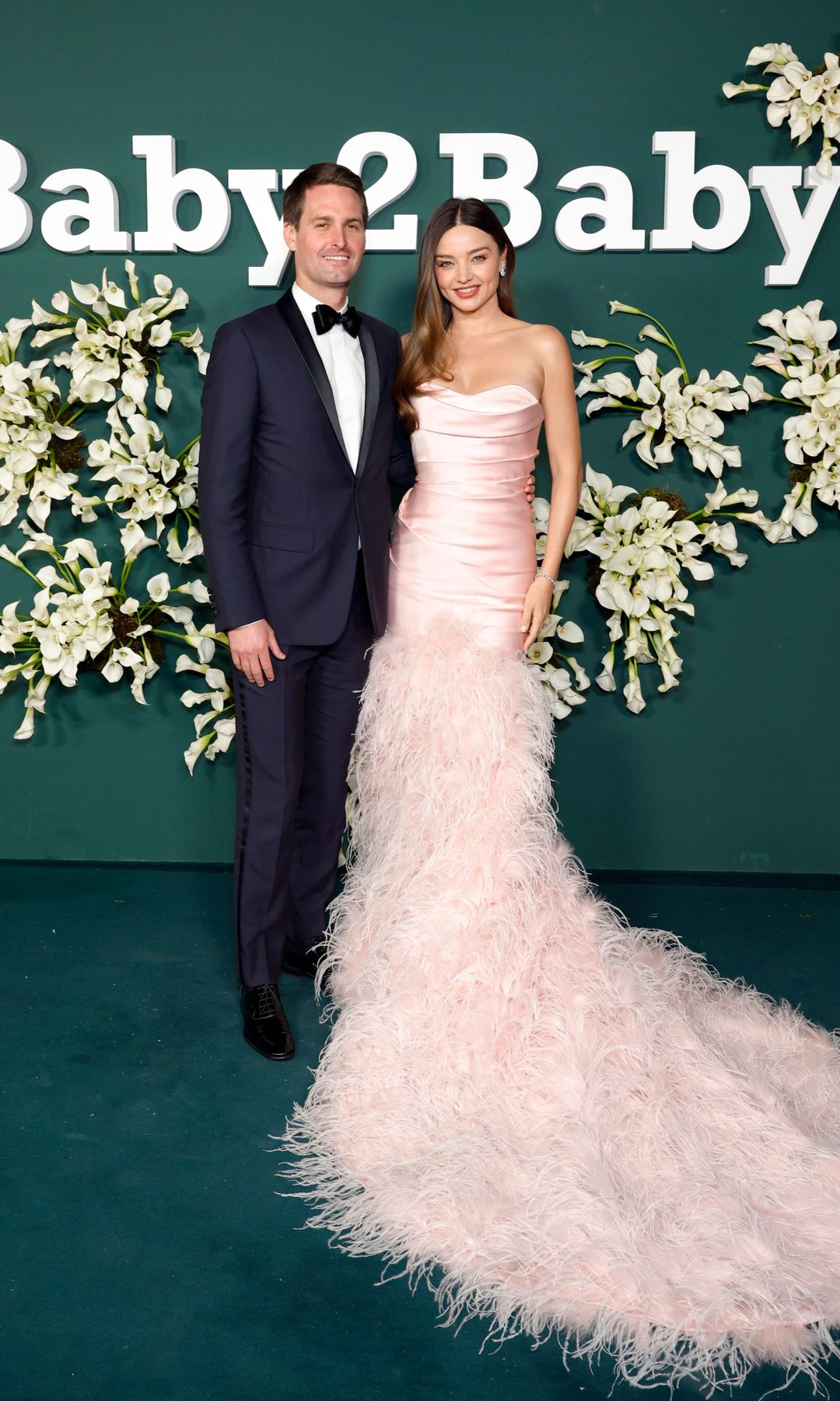 Evan Spiegel y Miranda Kerr asisten a la Gala Baby2Baby 2024, presentada por Paul Mitchell, en el Pacific Design Center, el 9 de noviembre de 2024 en West Hollywood, California.