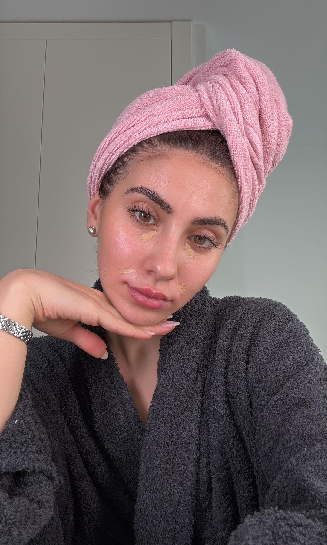 Rutina facial con exfoliantes aplicados de forma estratégica sobre la piel