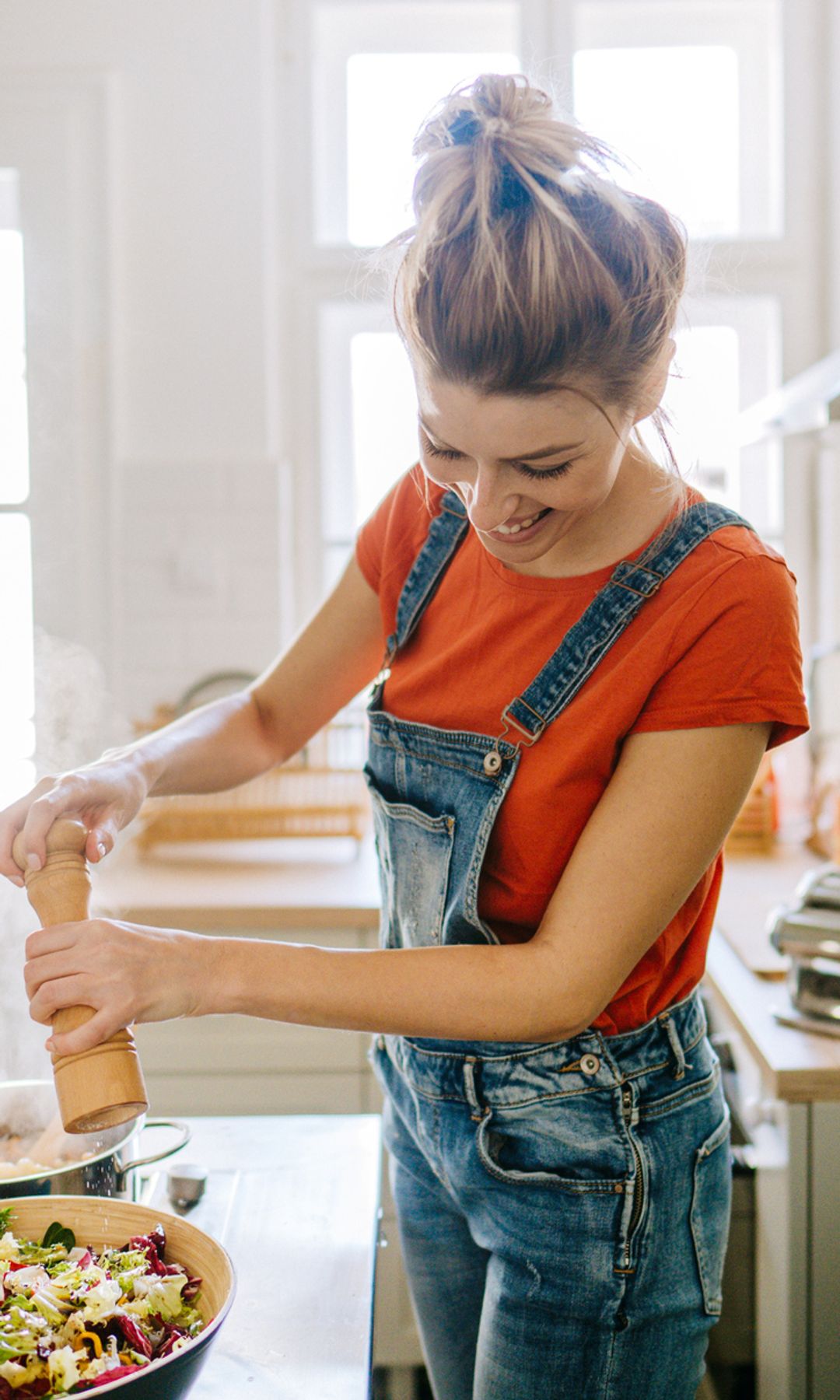 Mujer cocinando con especias que activan el colágeno
