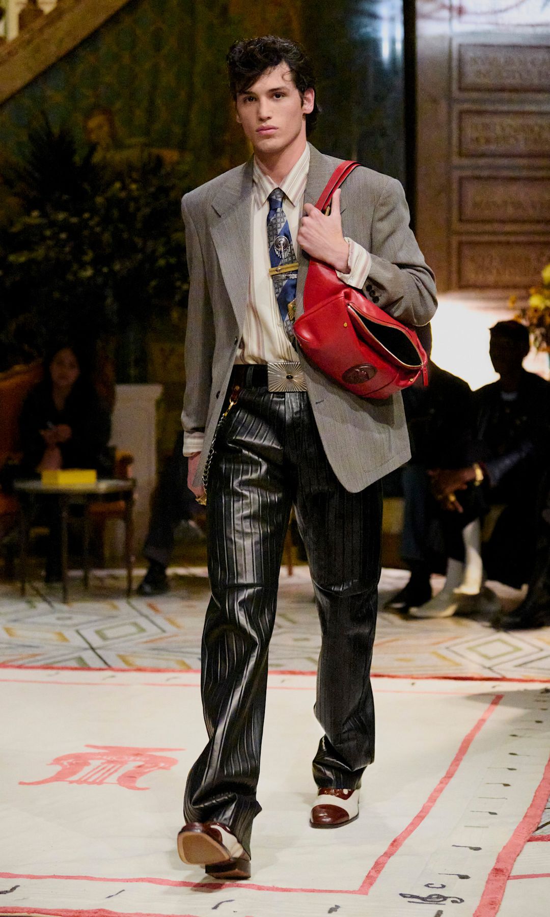 La entrega estuvo compuesta por piezas femeninas y masculinas.